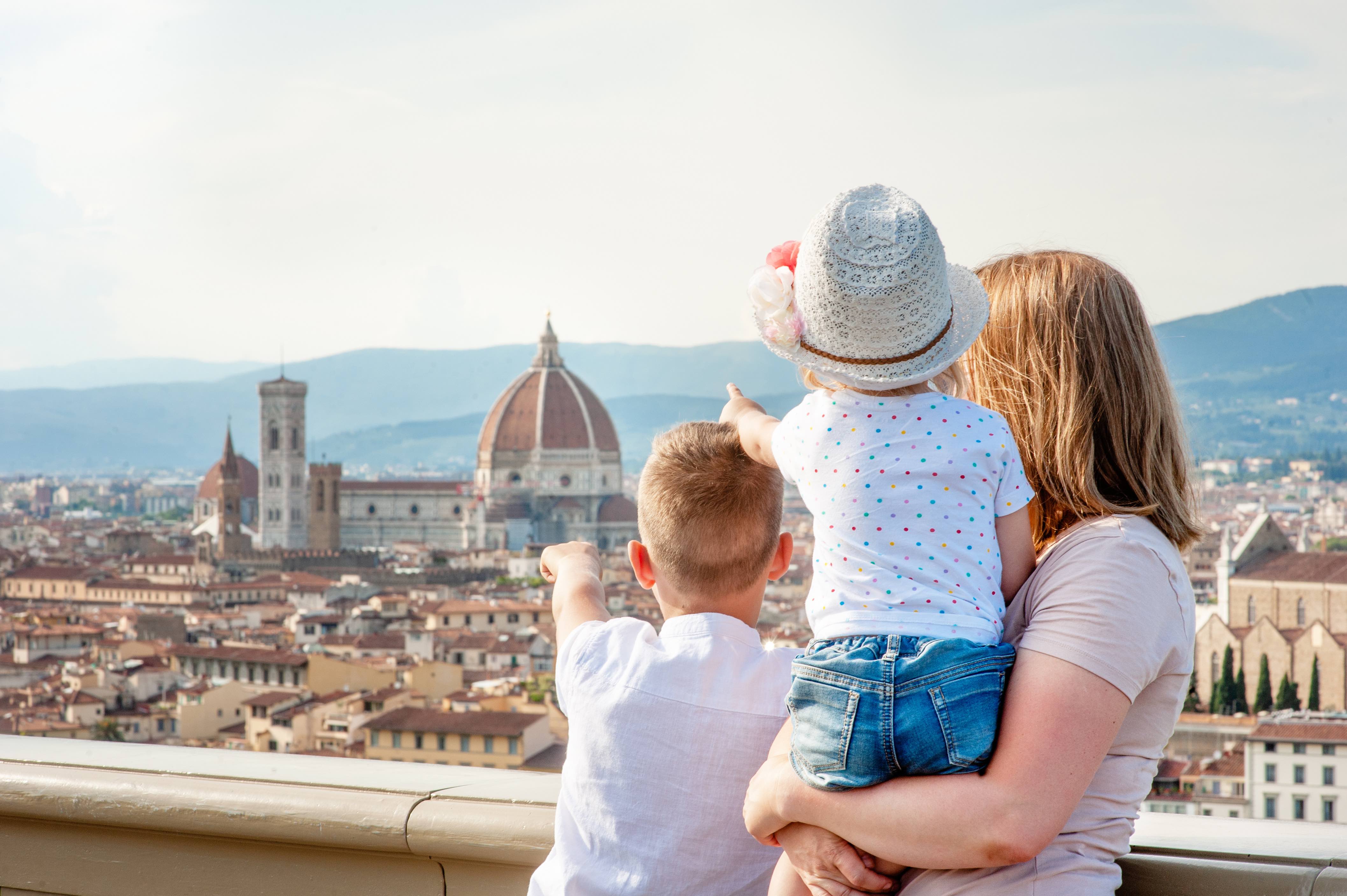 Familie auf Entdeckungstour durch Florenz