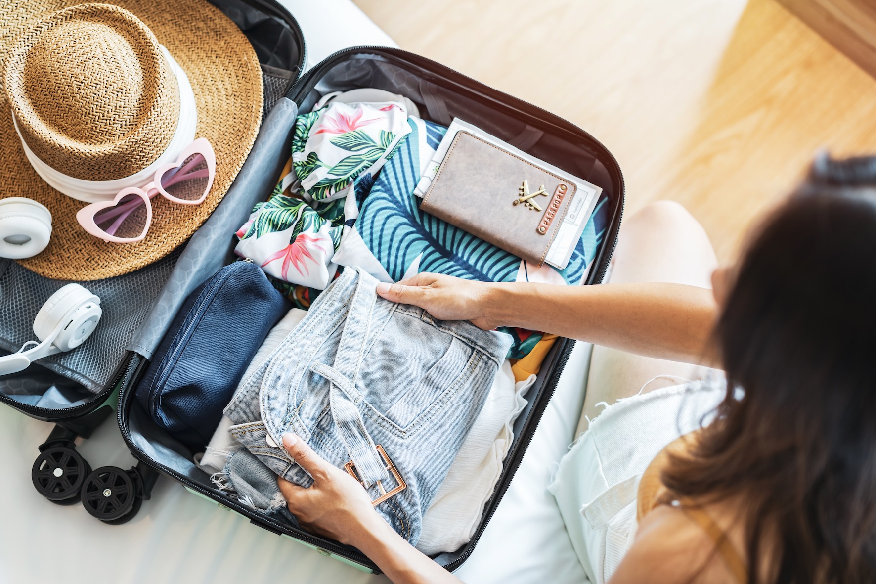 Valise ouverte avec guide touristique et accessoires