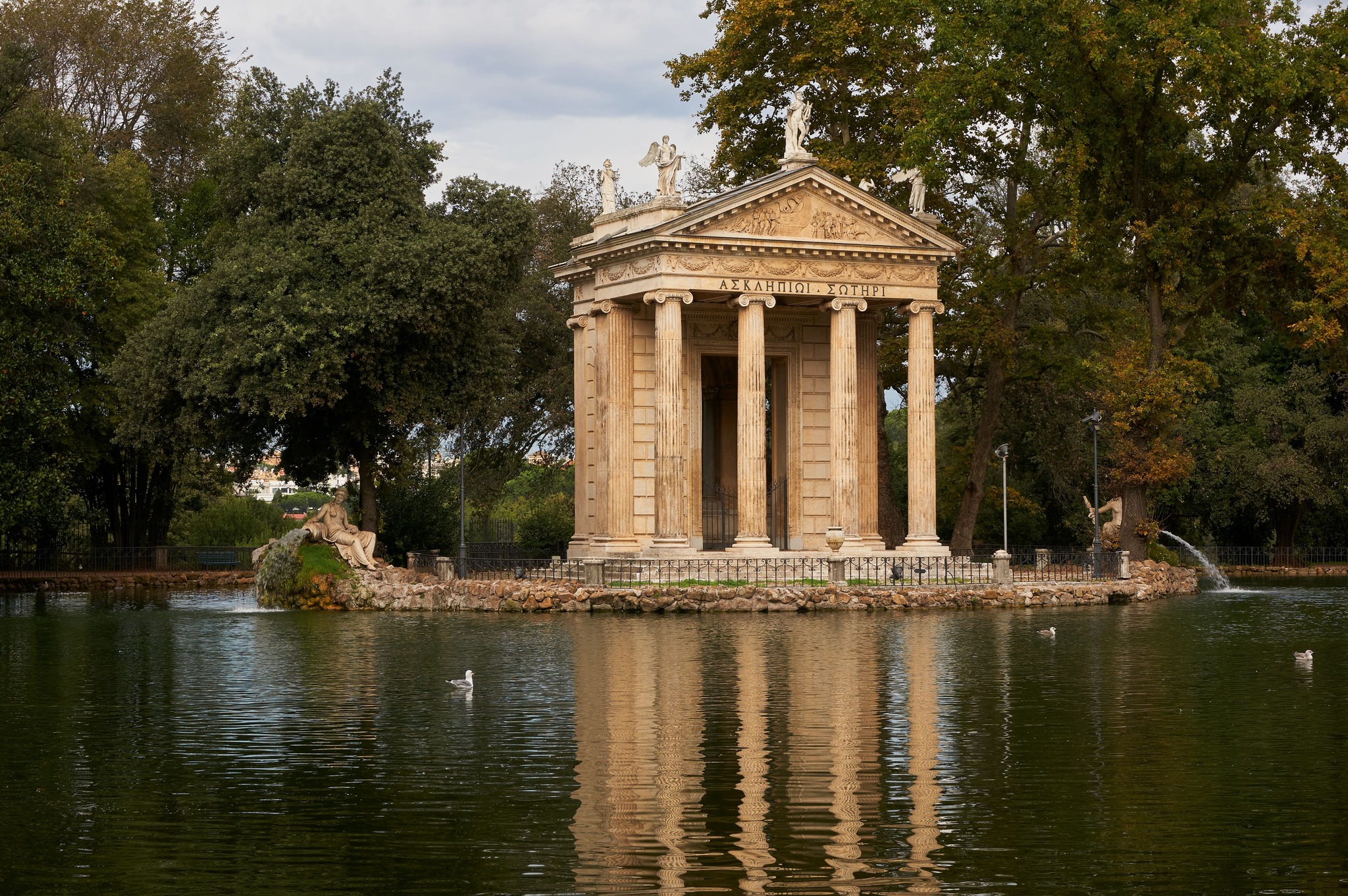 architettura Tempio Esculapio Villa Borghese colonne ioniche timpano romano