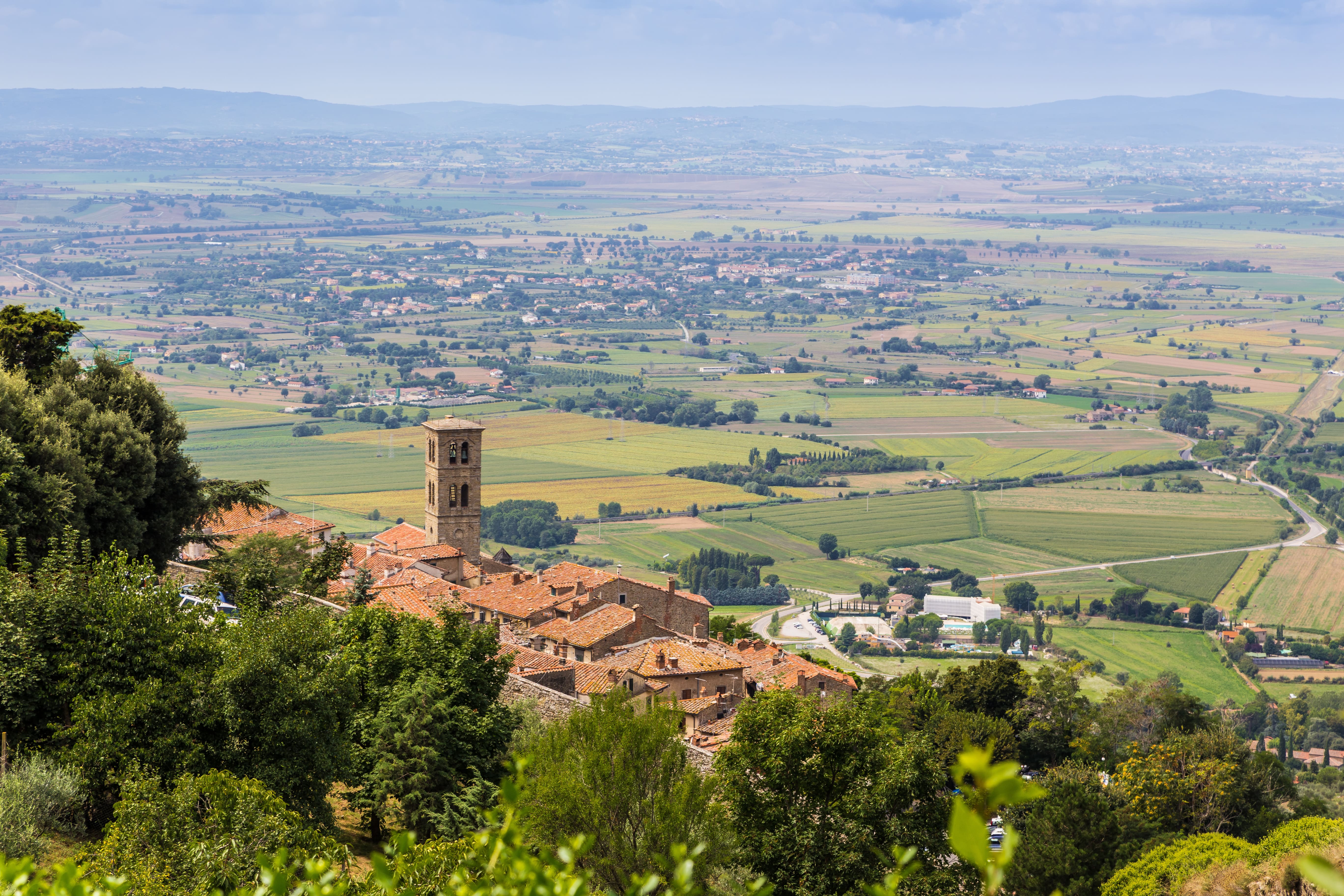 Colline della Valdichiana con borghi nei dintorni di Arezzo