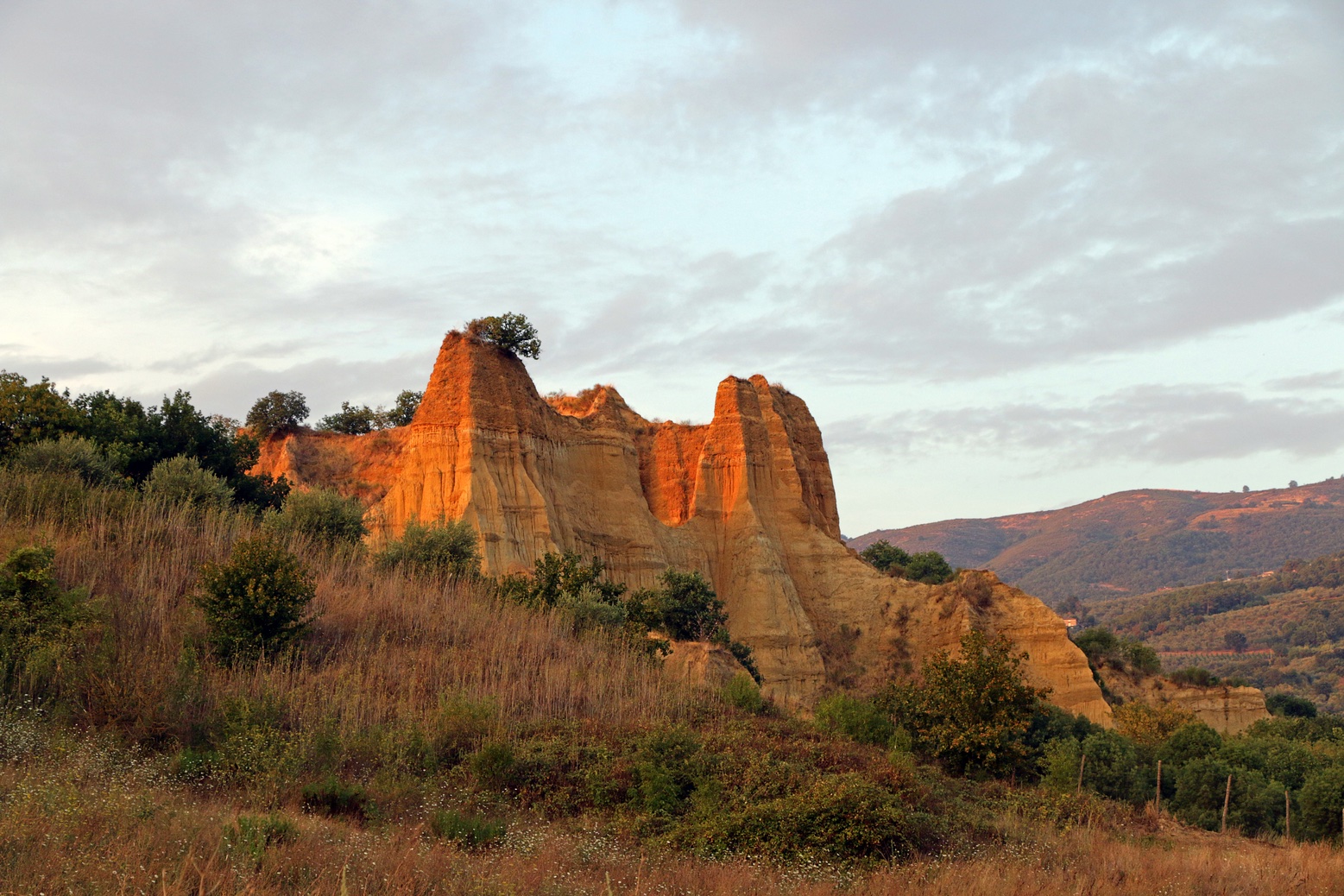 Borro della Valle dell'Inferno con pareti argillose e vegetazione mediterranea