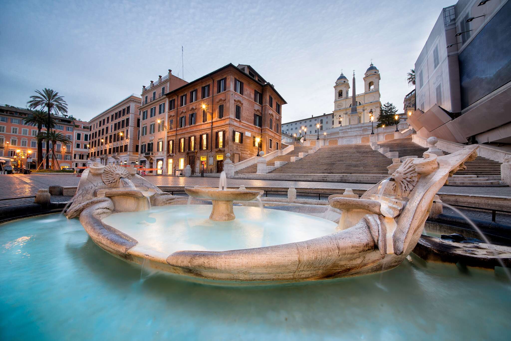 Panoramaaufnahme der Piazza di Spagna mit Brunnen und Einkaufsstraßen in Rom
