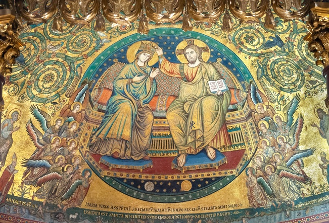 Innenraum der Basilika Santa Maria Maggiore mit goldenen Mosaiken