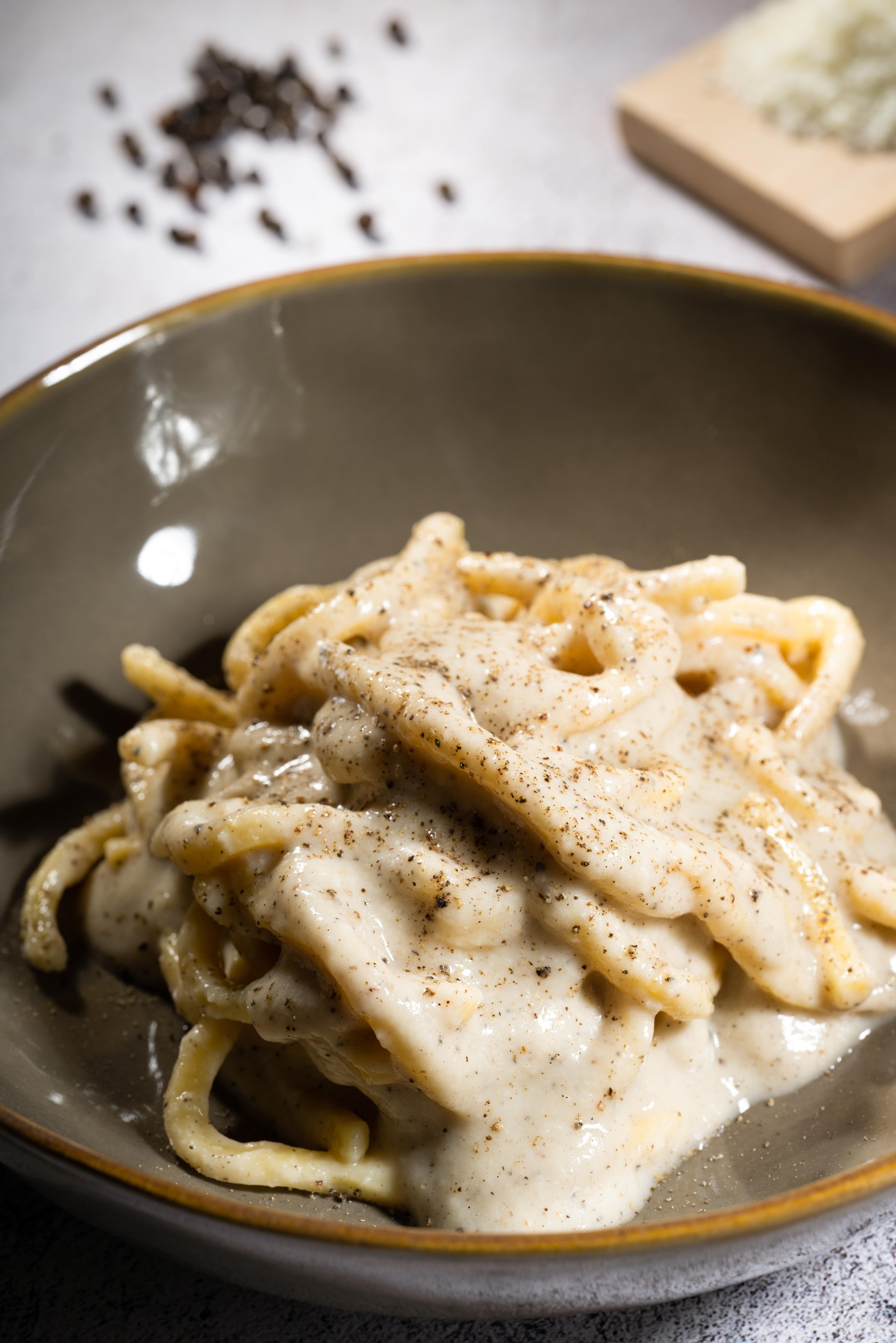 Traditionele Romeinse gerechten geserveerd in een restaurant in Tivoli