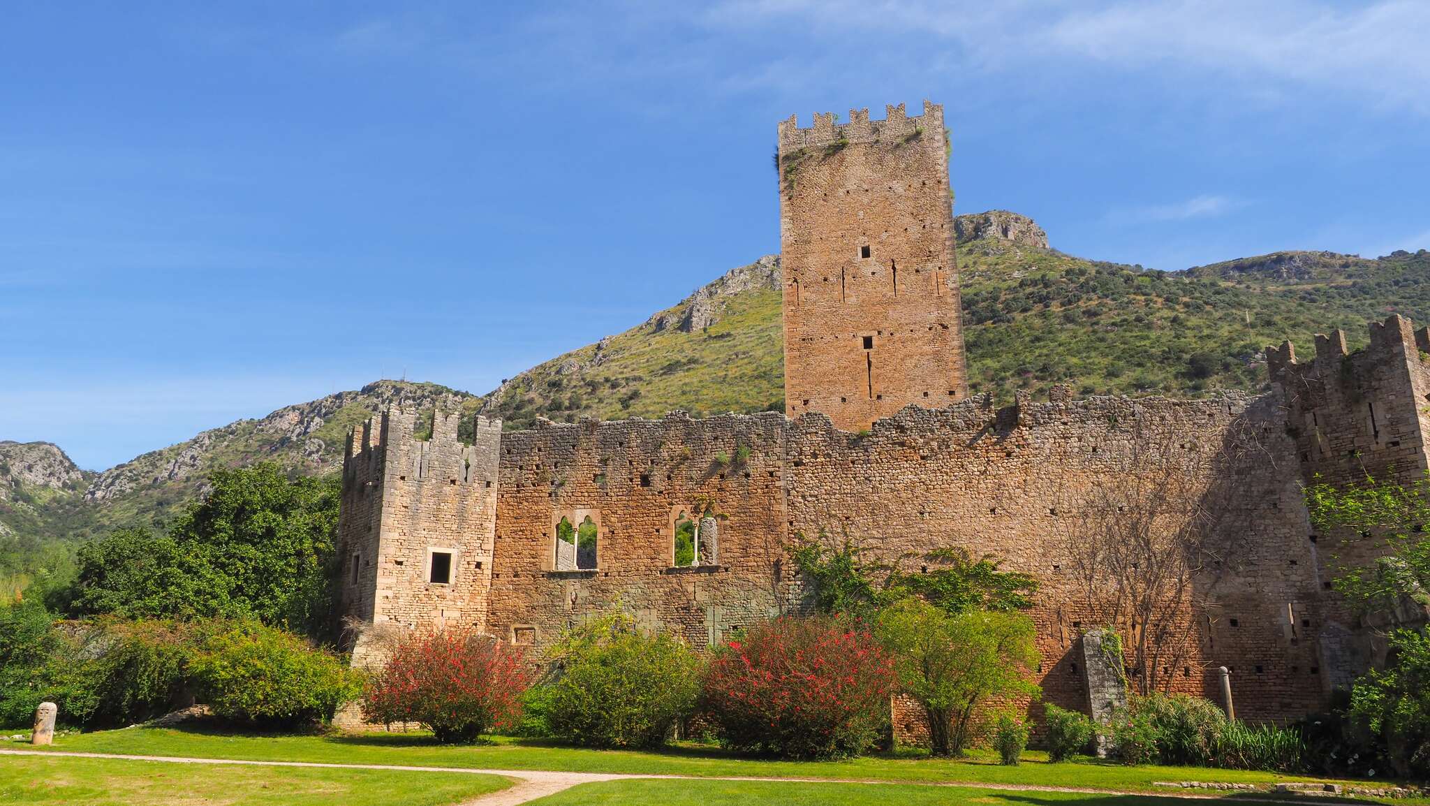 Castello Caetani di Sermoneta visto dal basso