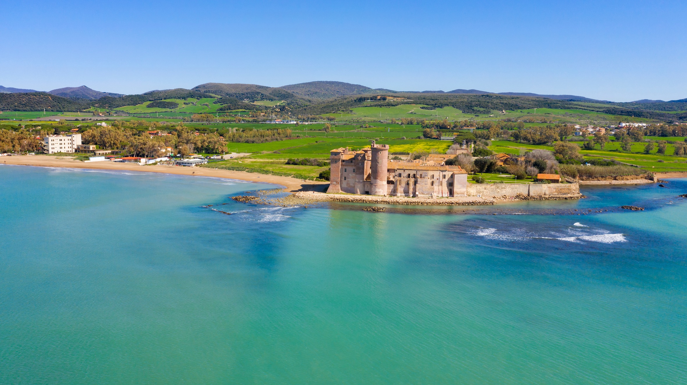 Castello di Santa Severa visto dall'alto con borgo e spiaggia