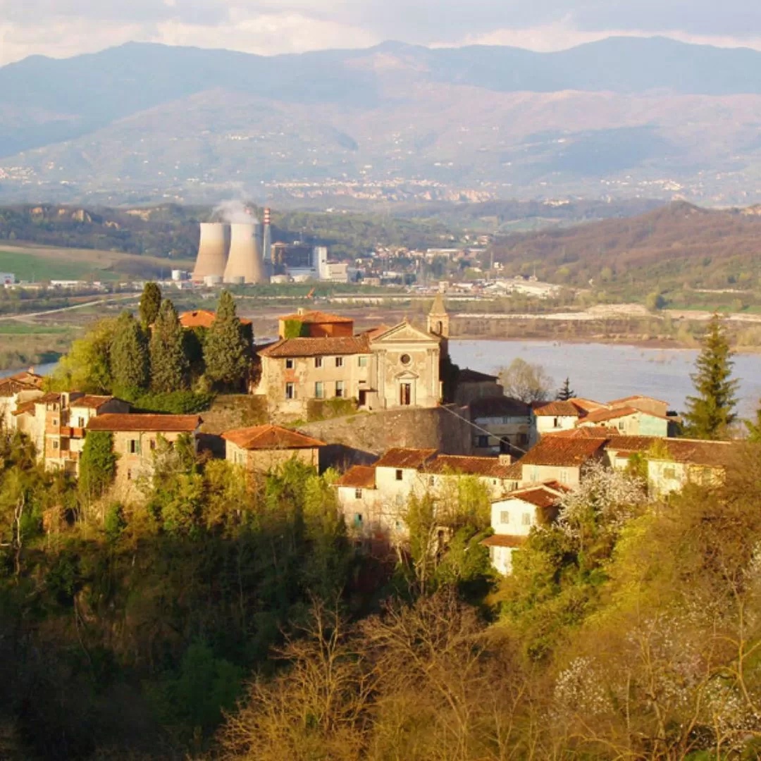 Centro storico di Castelnuovo dei Sabbioni vicino al lago