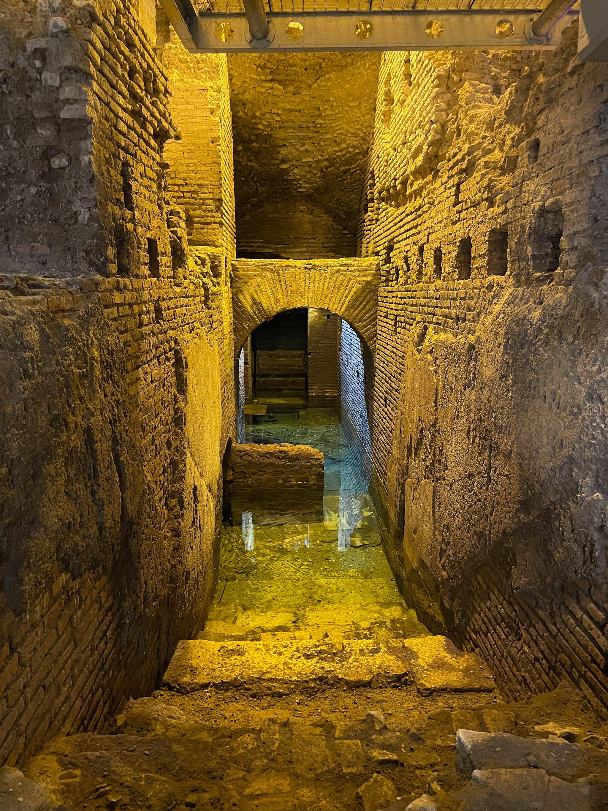 Cave del Tempio di Claudio Roma sotterranea con laghetti cristallini
