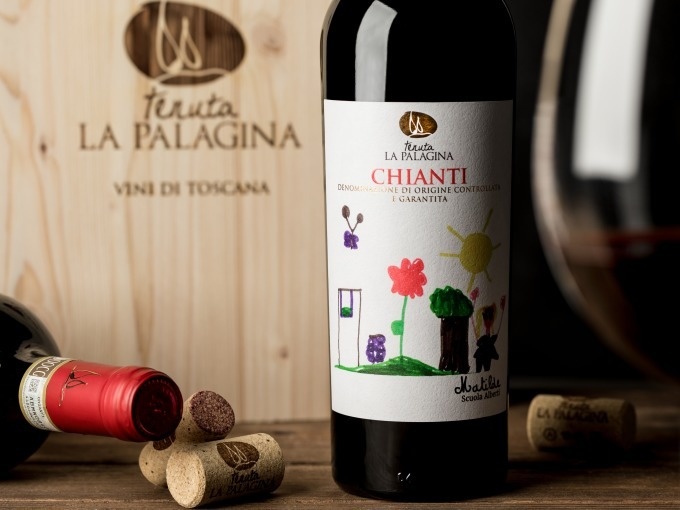 Chianti Weinflaschen in traditionellem Flechtkorb
