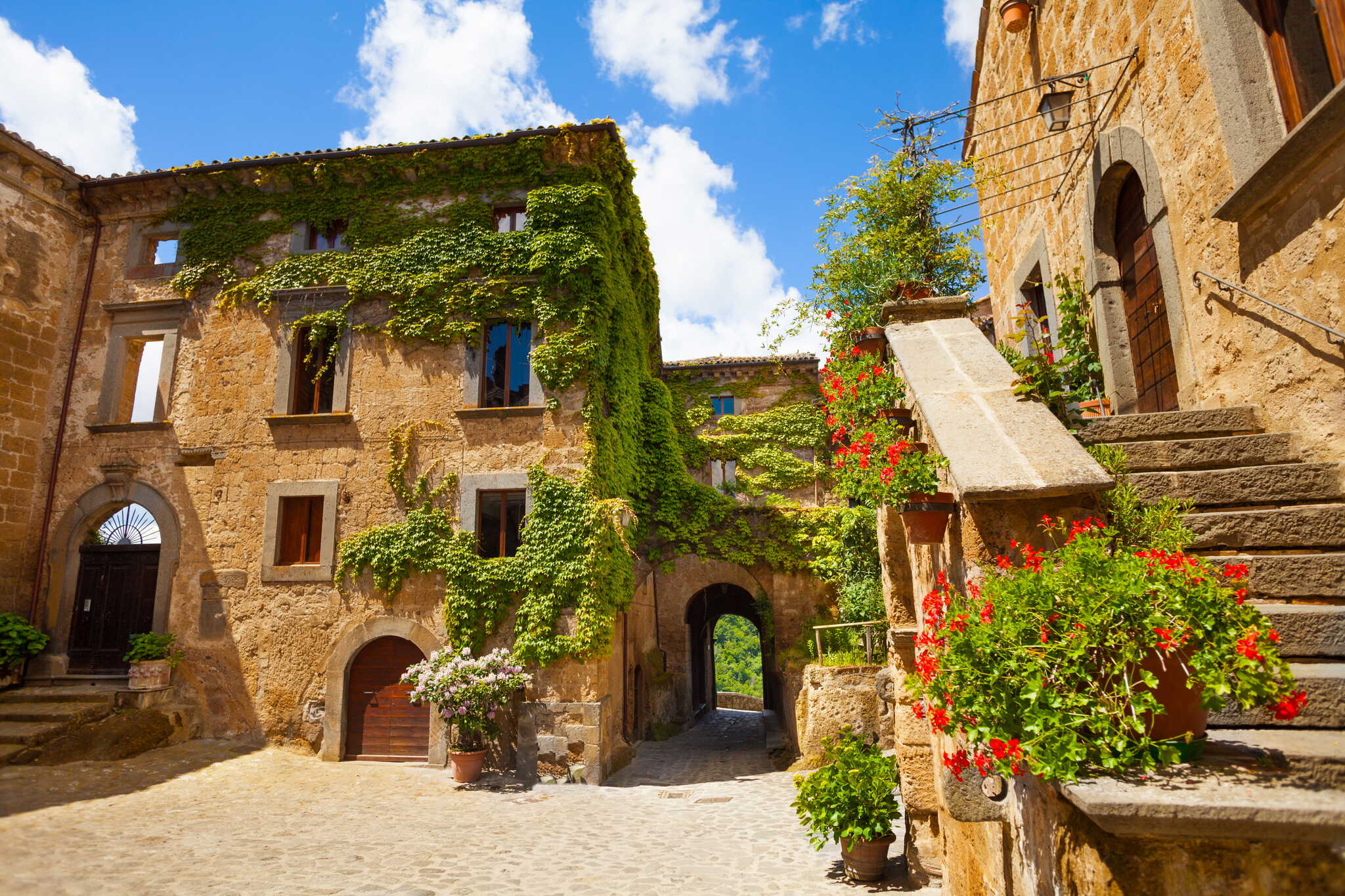 Civita di Bagnoregio in de lente met groen landschap