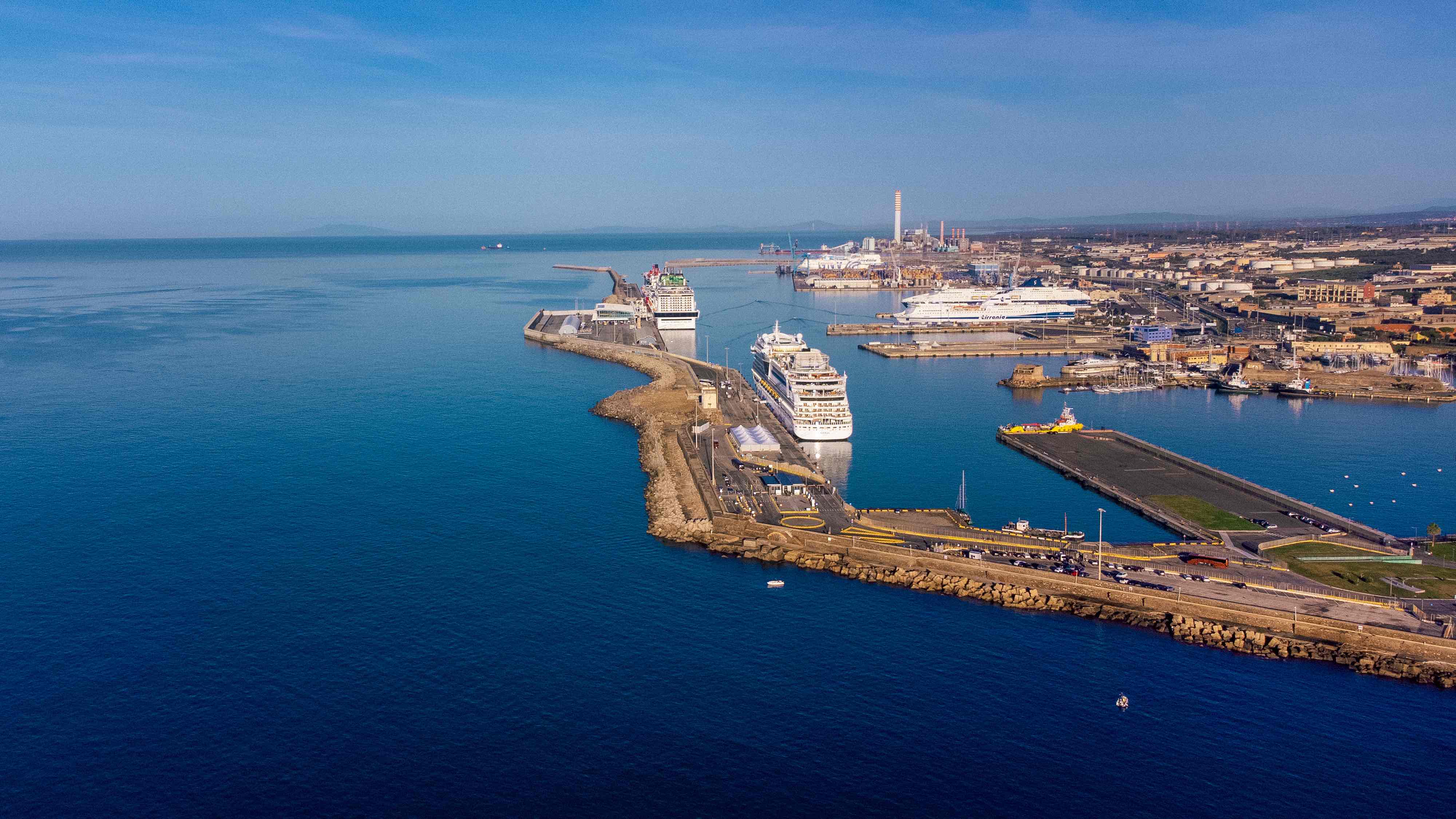 Haven van Civitavecchia met cruiseschepen en veerbootverbindingen