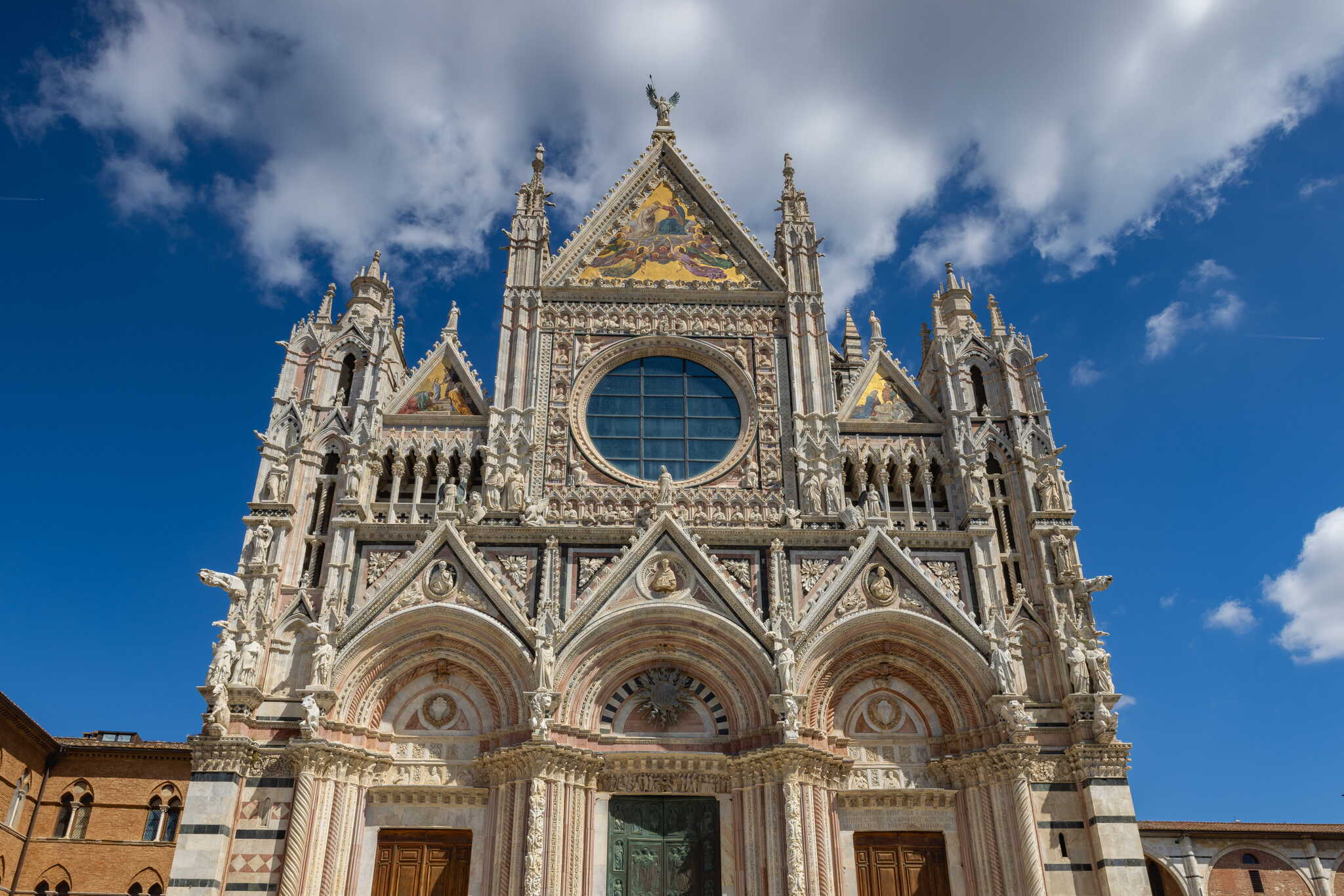 Facciata gotico-romanica del Duomo di Siena con marmi bianconeri
