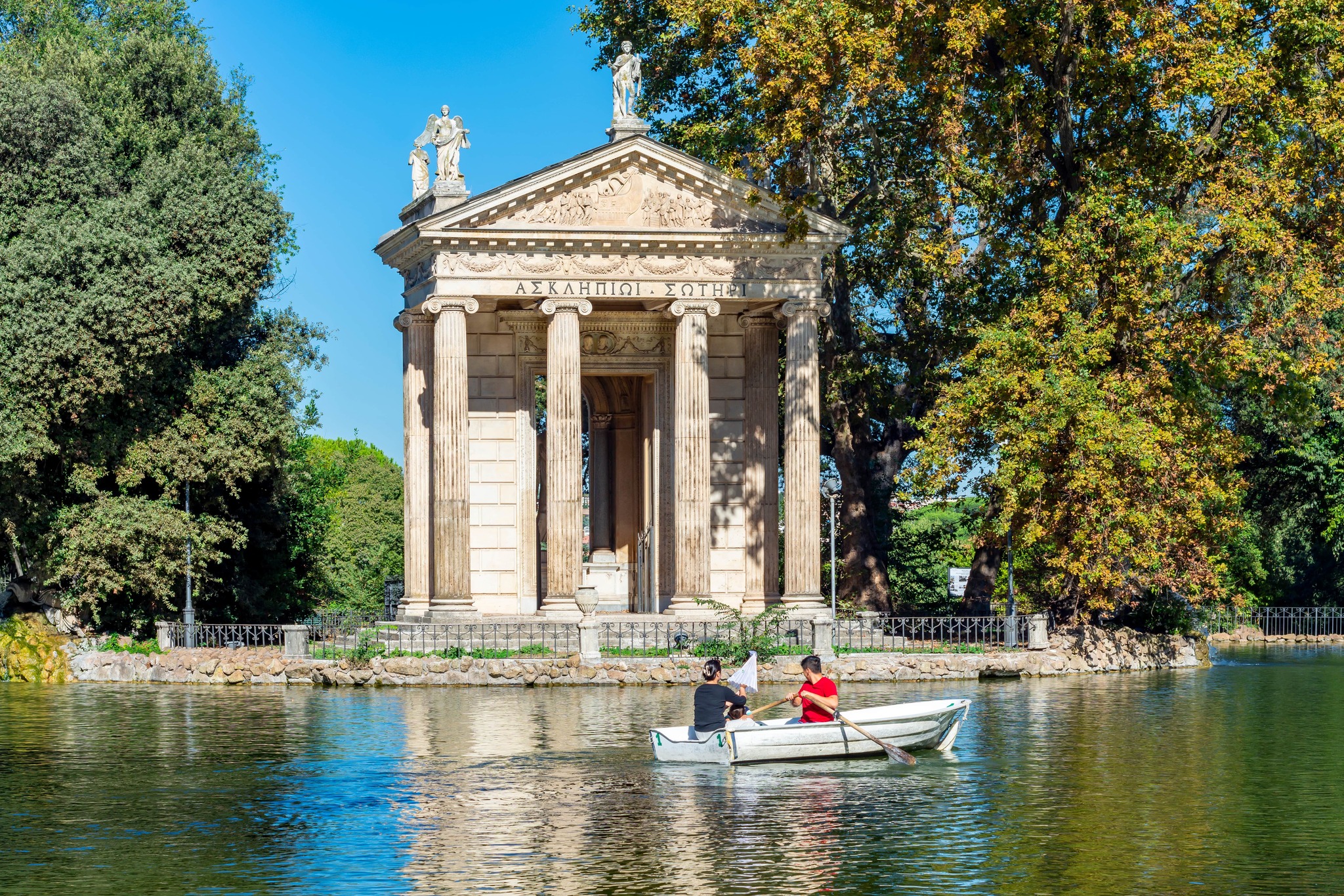 noleggio barche laghetto Villa Borghese tempio Esculapio gita romantica Roma