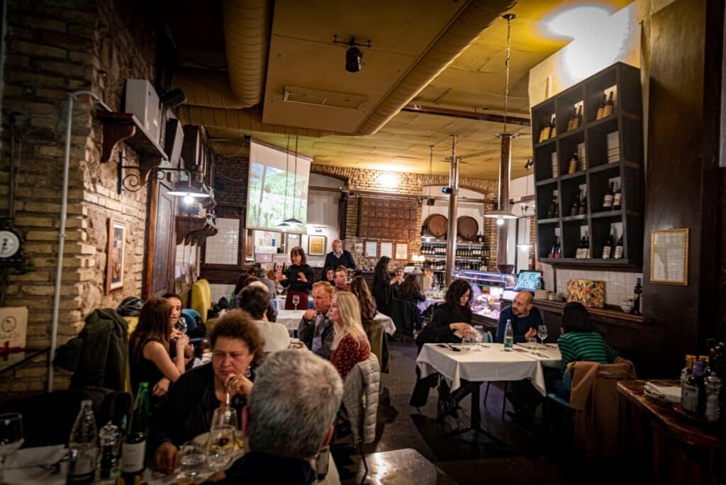 Fraschetta tradizionale di Frascati con atmosfera rustica e prodotti locali