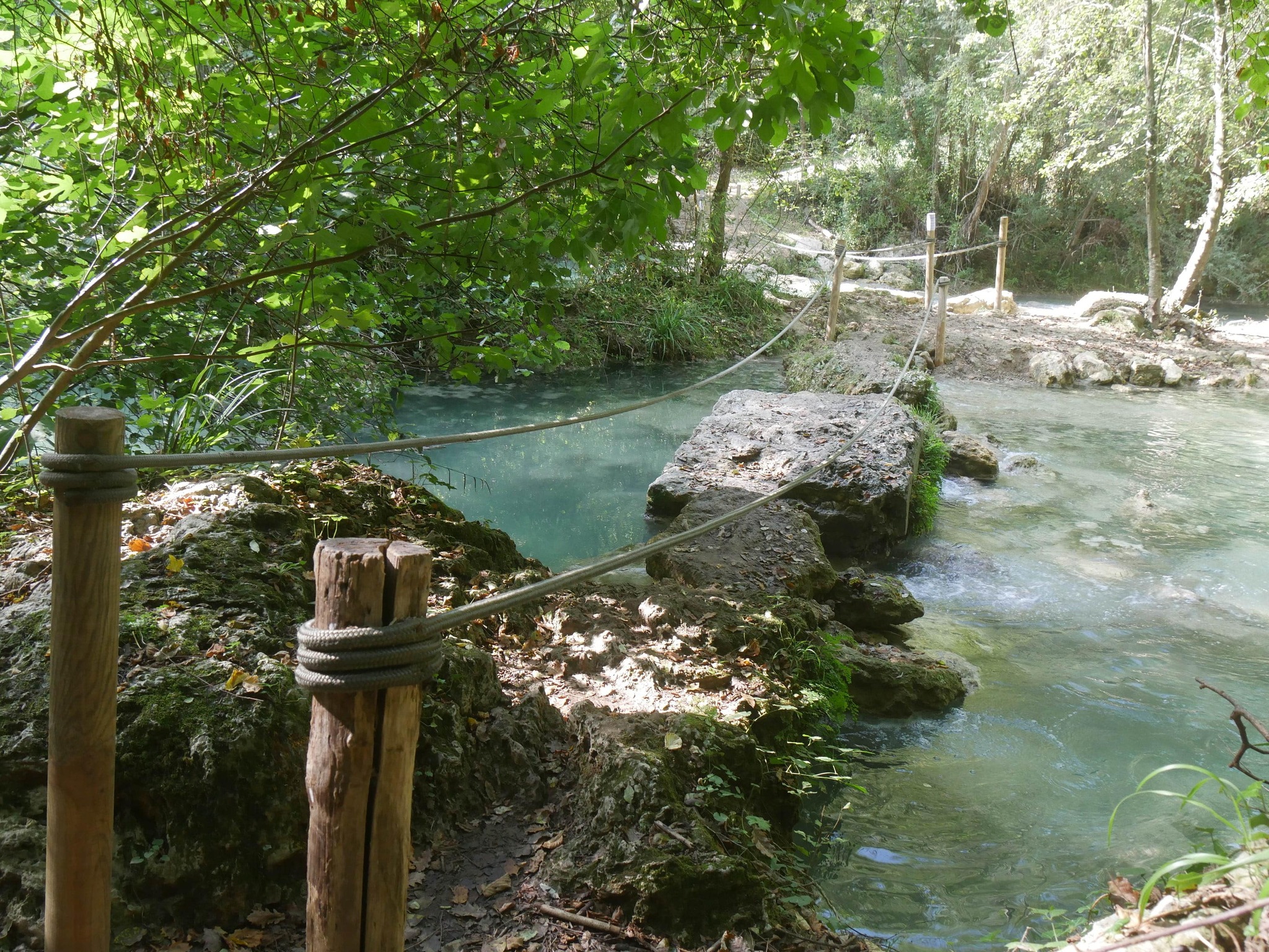 famiglia con bambini attraversa guado fiume Elsa con corde