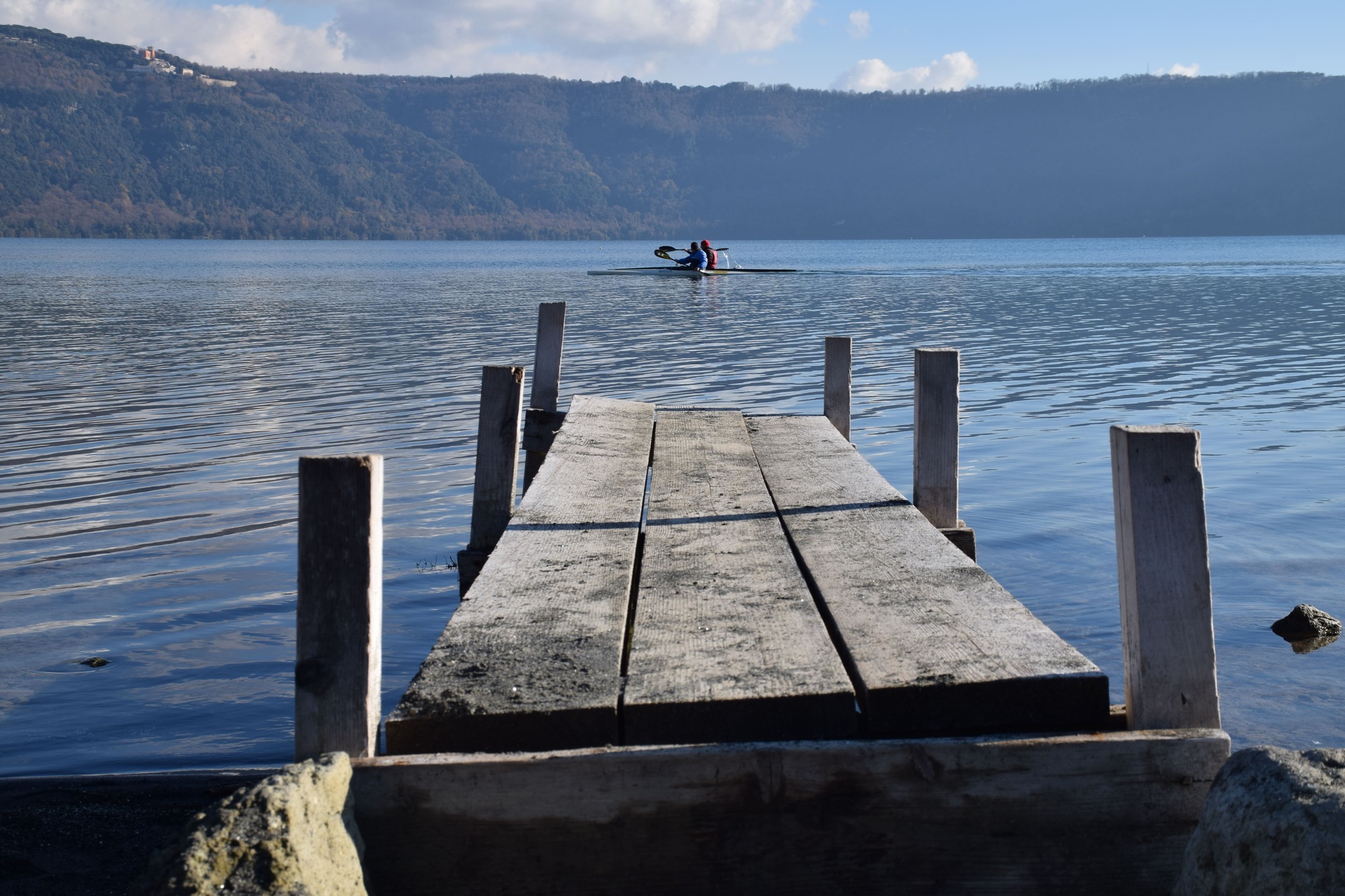 Famiglie che praticano sport acquatici sul Lago Albano