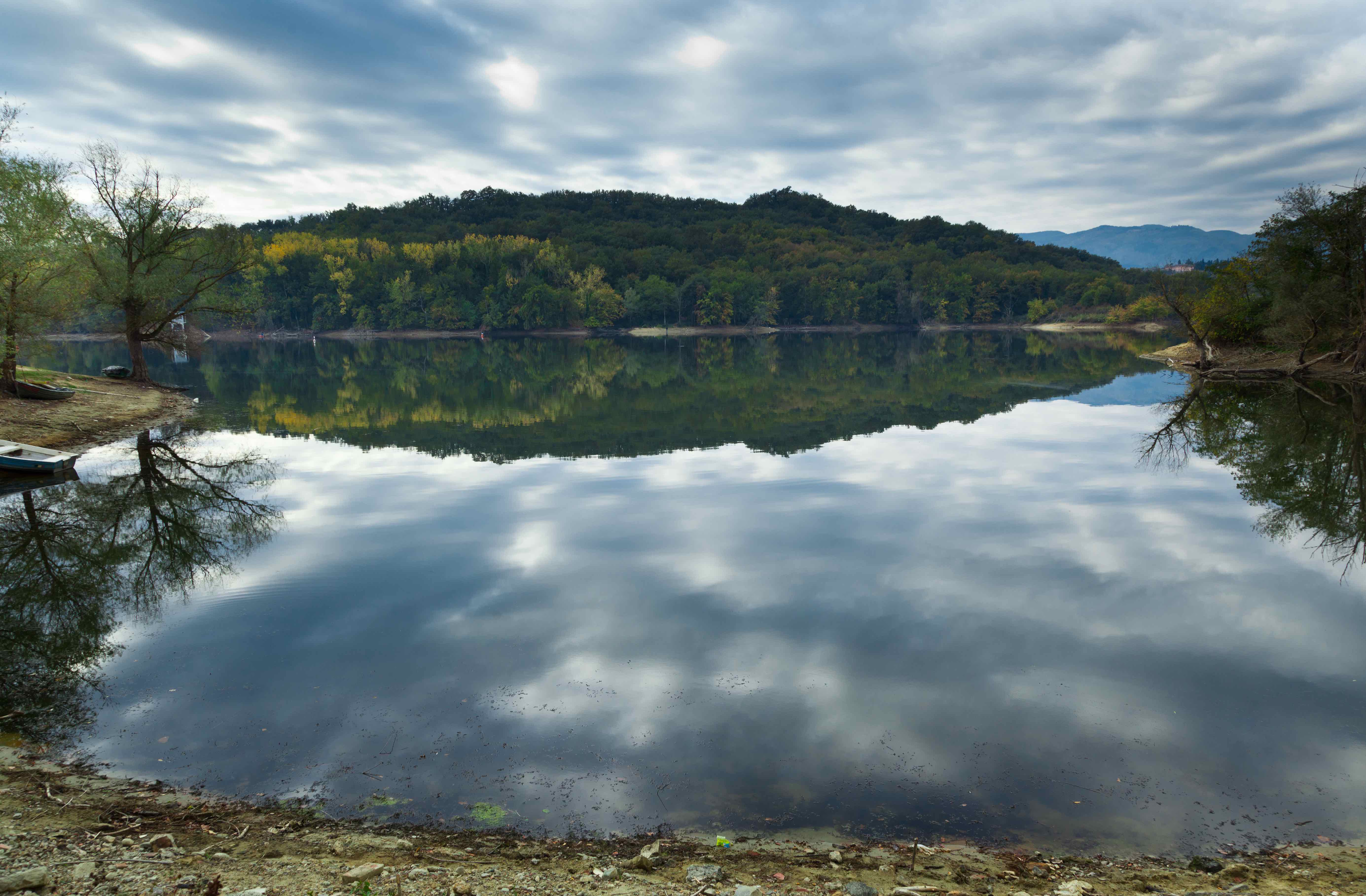 Vista panoramica del Lago di Castelnuovo dei Sabbioni in Toscana