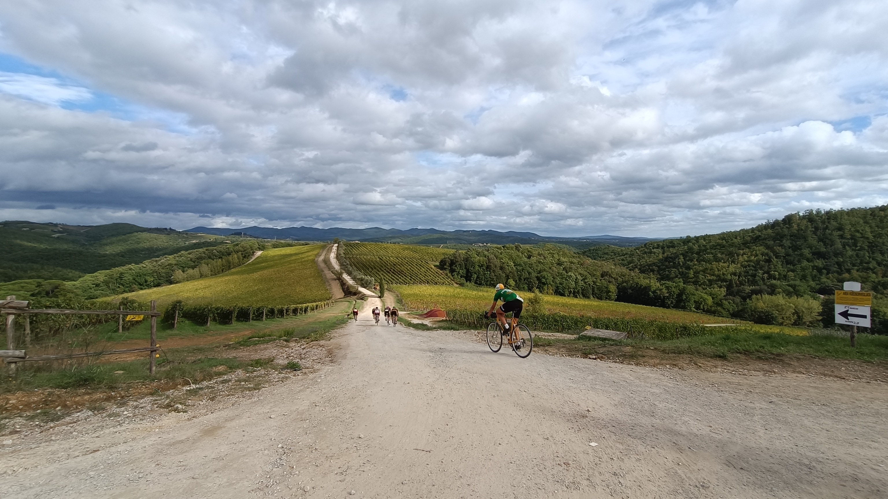 Strade bianche del Chianti durante l'Eroica con ciclisti d'epoca