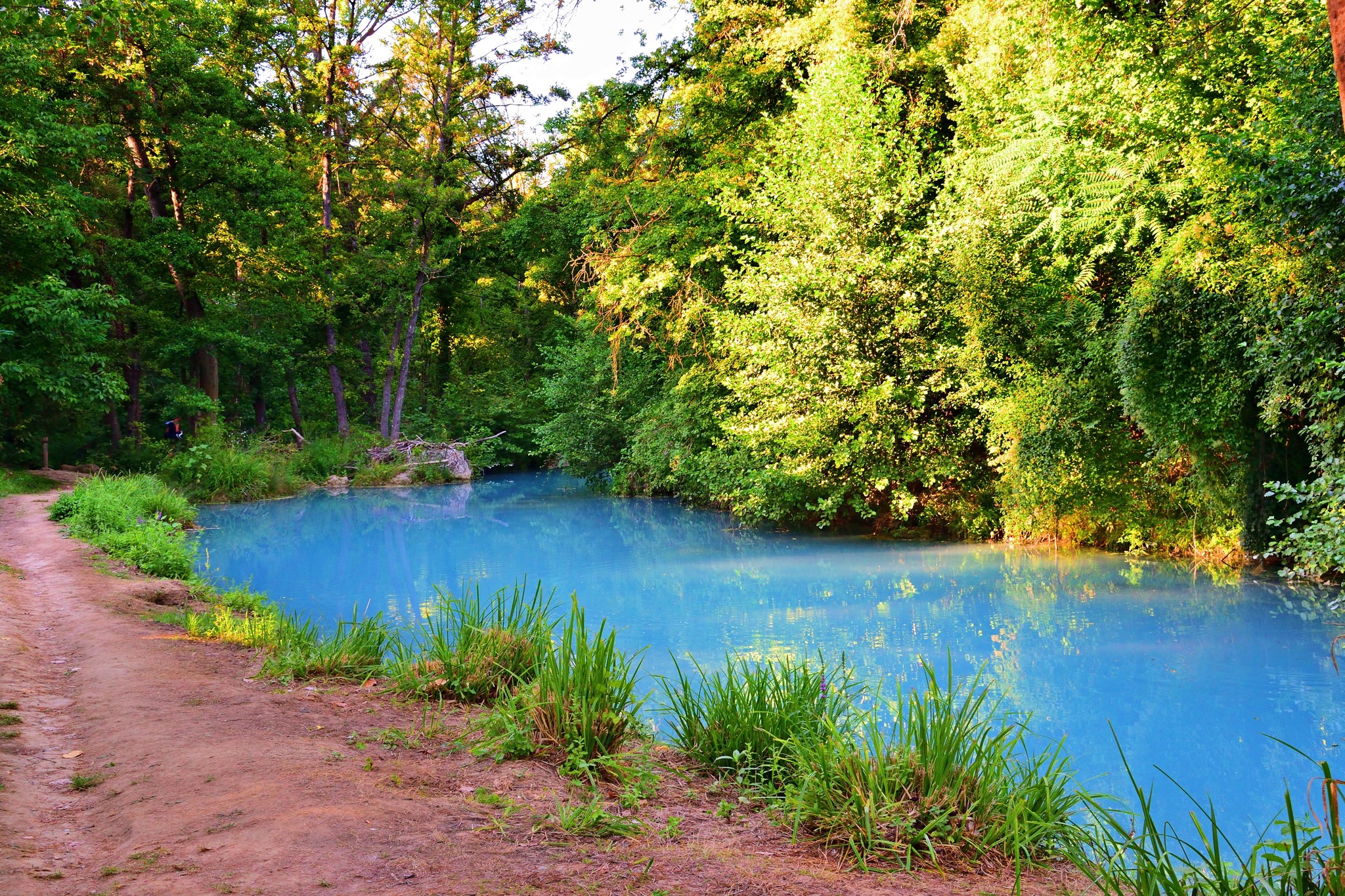 fiume Elsa nel Parco Fluviale con acque turchesi e sentiero