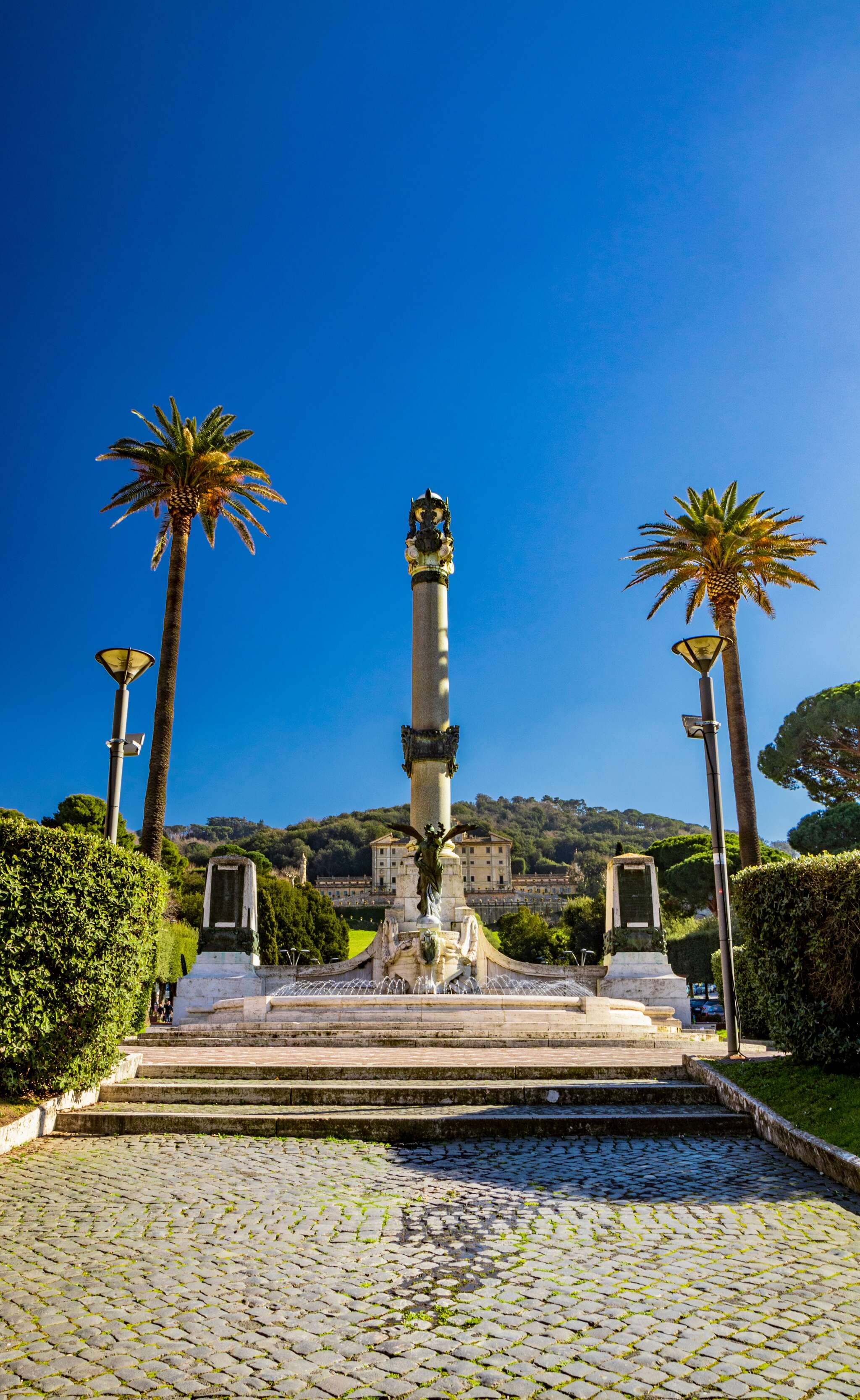 Piazza Marconi a Frascati con vista panoramica su Roma