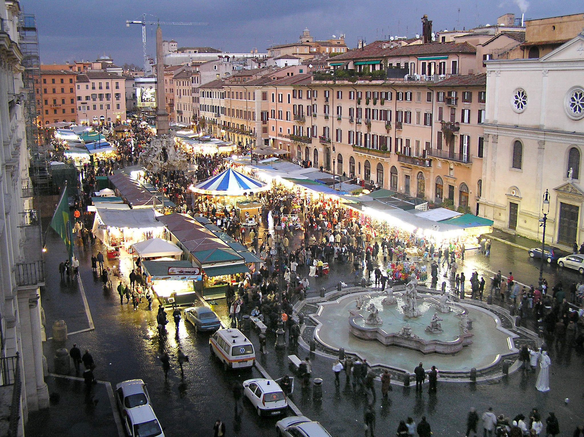 I mercatini natalizi di Piazza Navona con bancarelle colorate e decorazioni festive