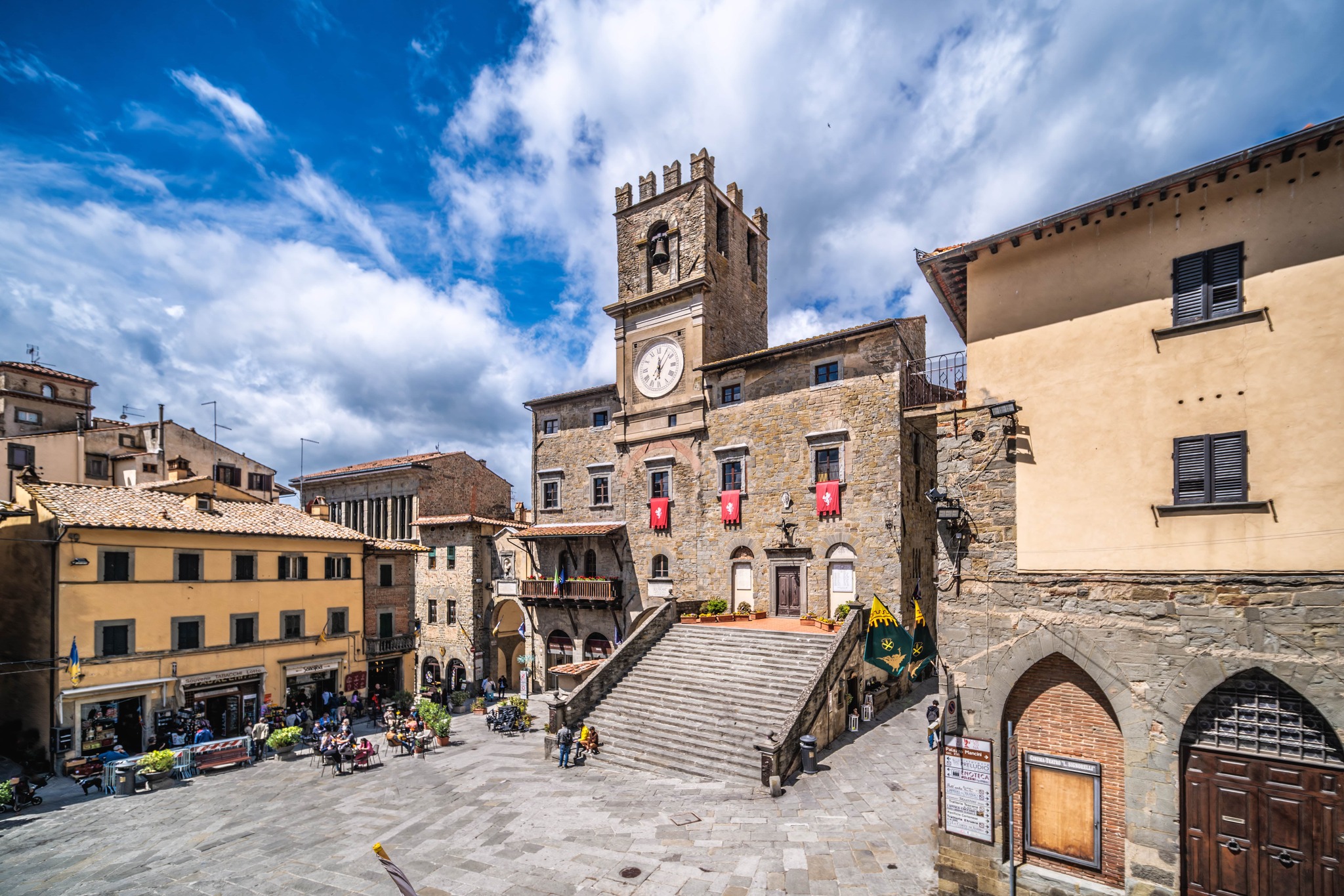 Piazza della Repubblica nel centro storico di Cortona con persone che passeggiano