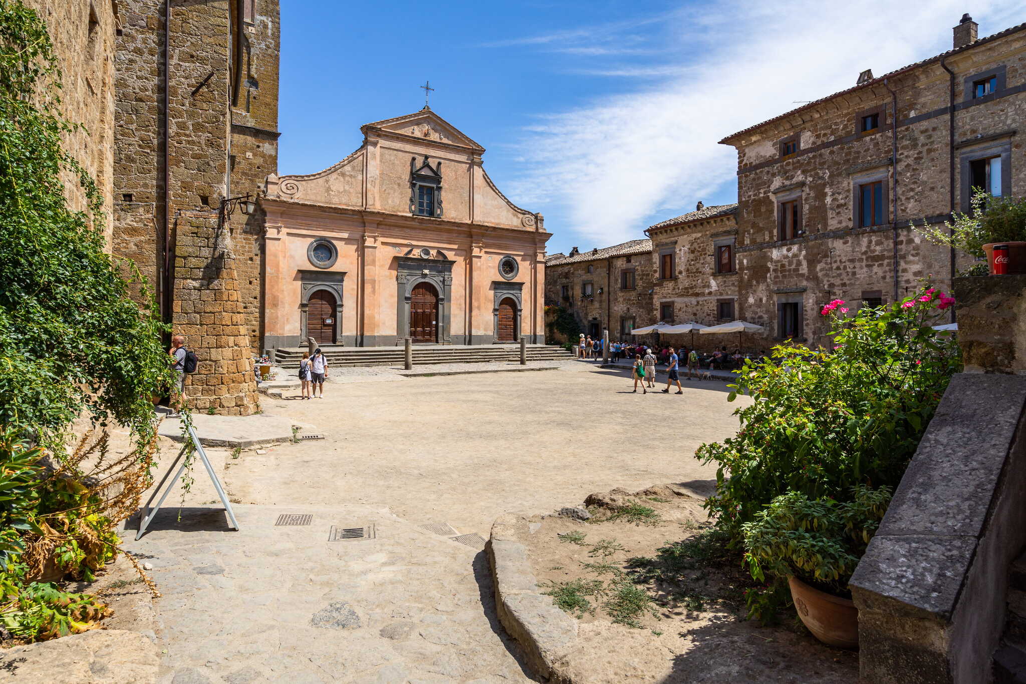 Piazza San Donato in Civita di Bagnoregio met historische kerk