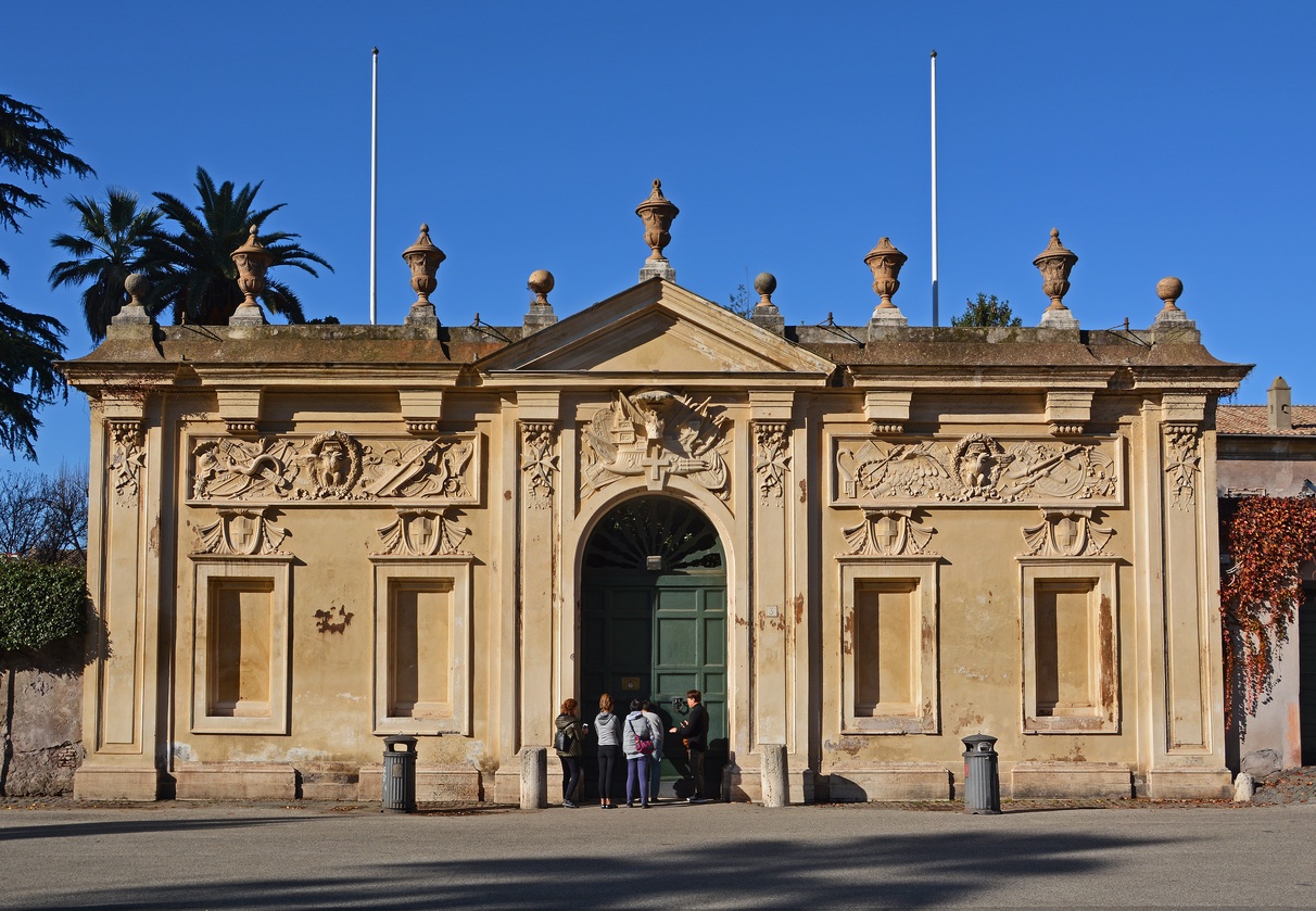 Touristen warten vor dem berühmten Schlüsselloch auf dem Aventin
