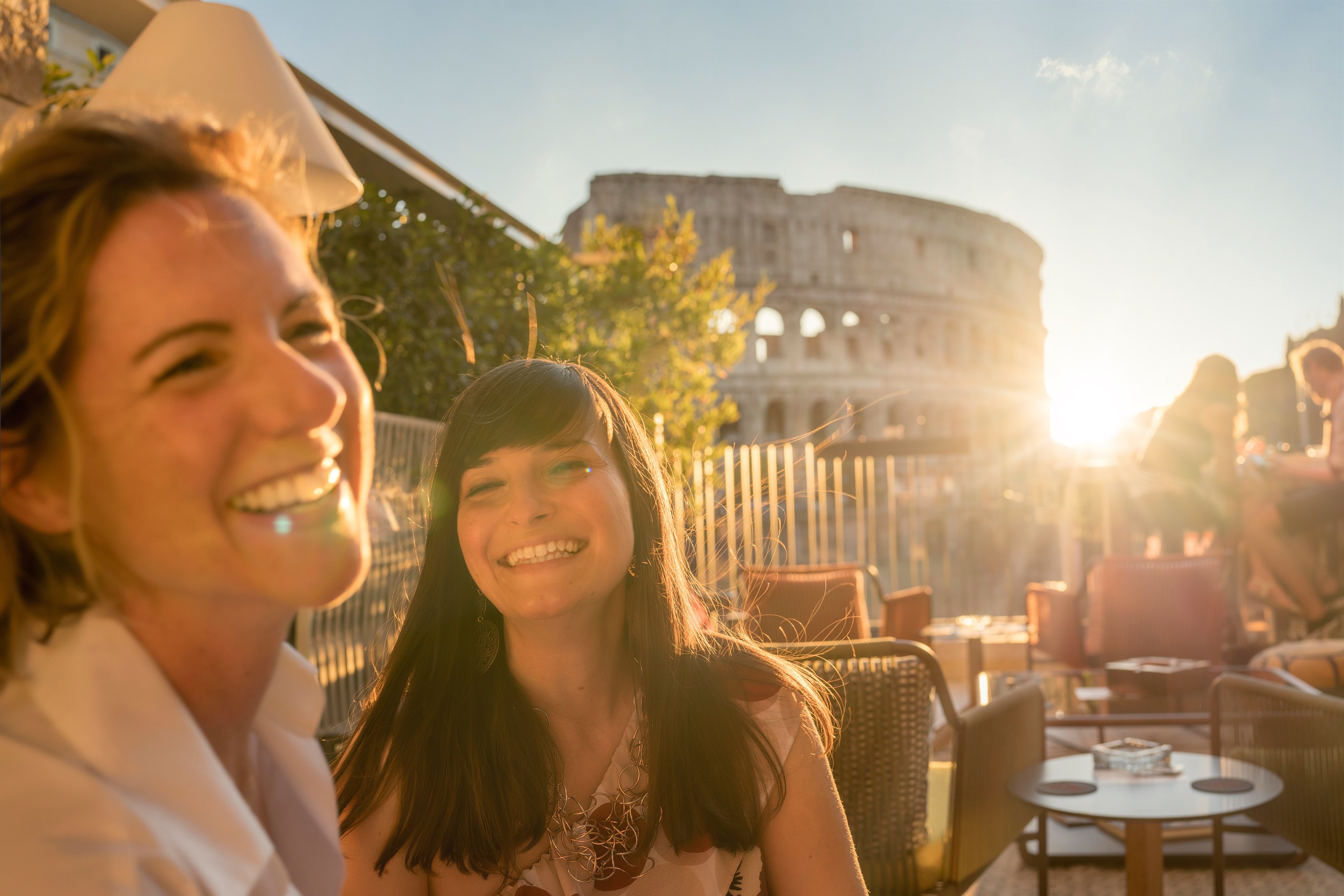 Table de restaurant panoramique prête pour le service du soir à Rome