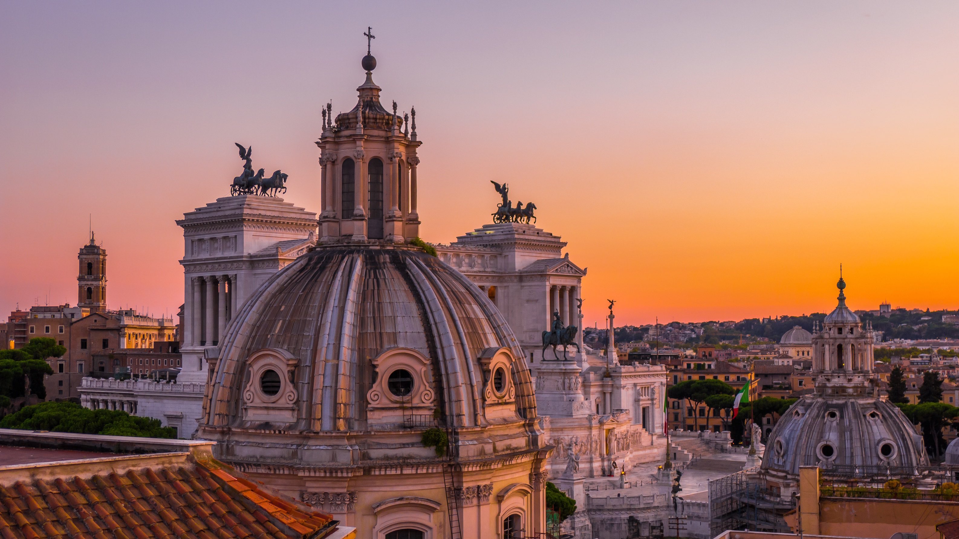 Panorama de Rome depuis un restaurant rooftop au coucher du soleil