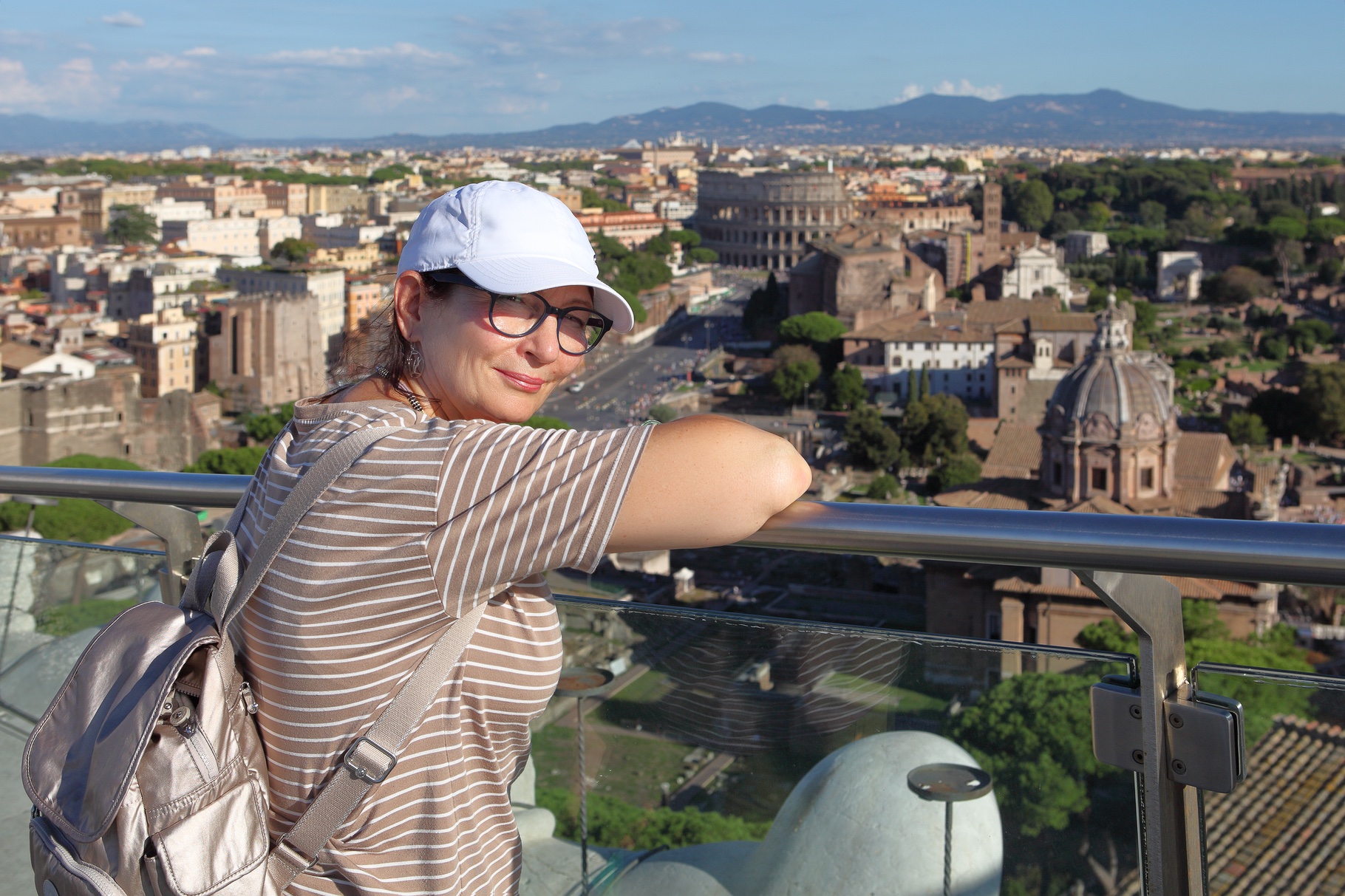 Le Colisée vu depuis la terrasse d'un restaurant panoramique à Rome