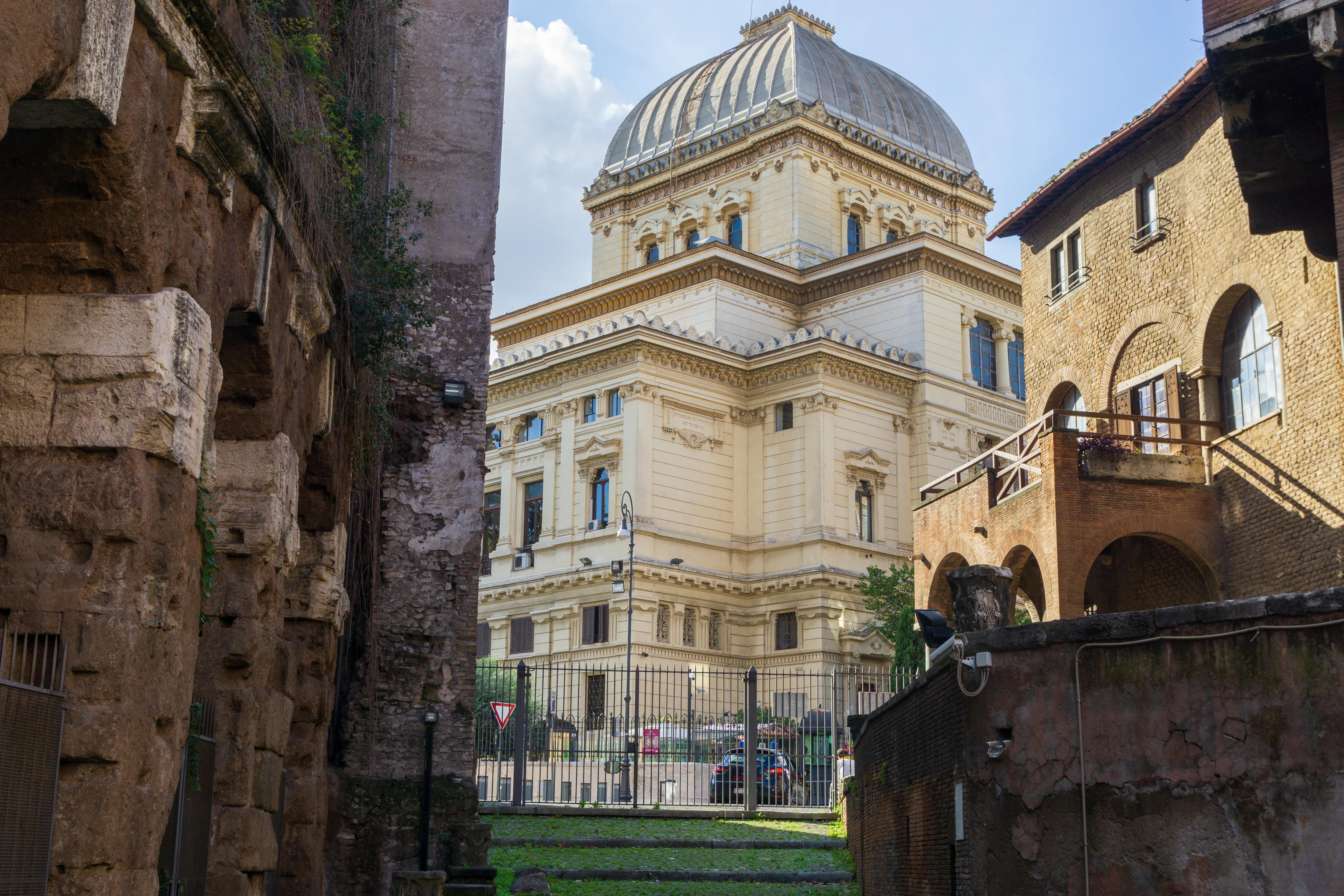 Grande Synagogue de Rome avec son dôme carré unique