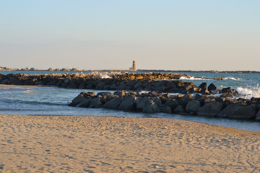 Panoramisch uitzicht op het strand van Fiumicino aan de kust van Lazio