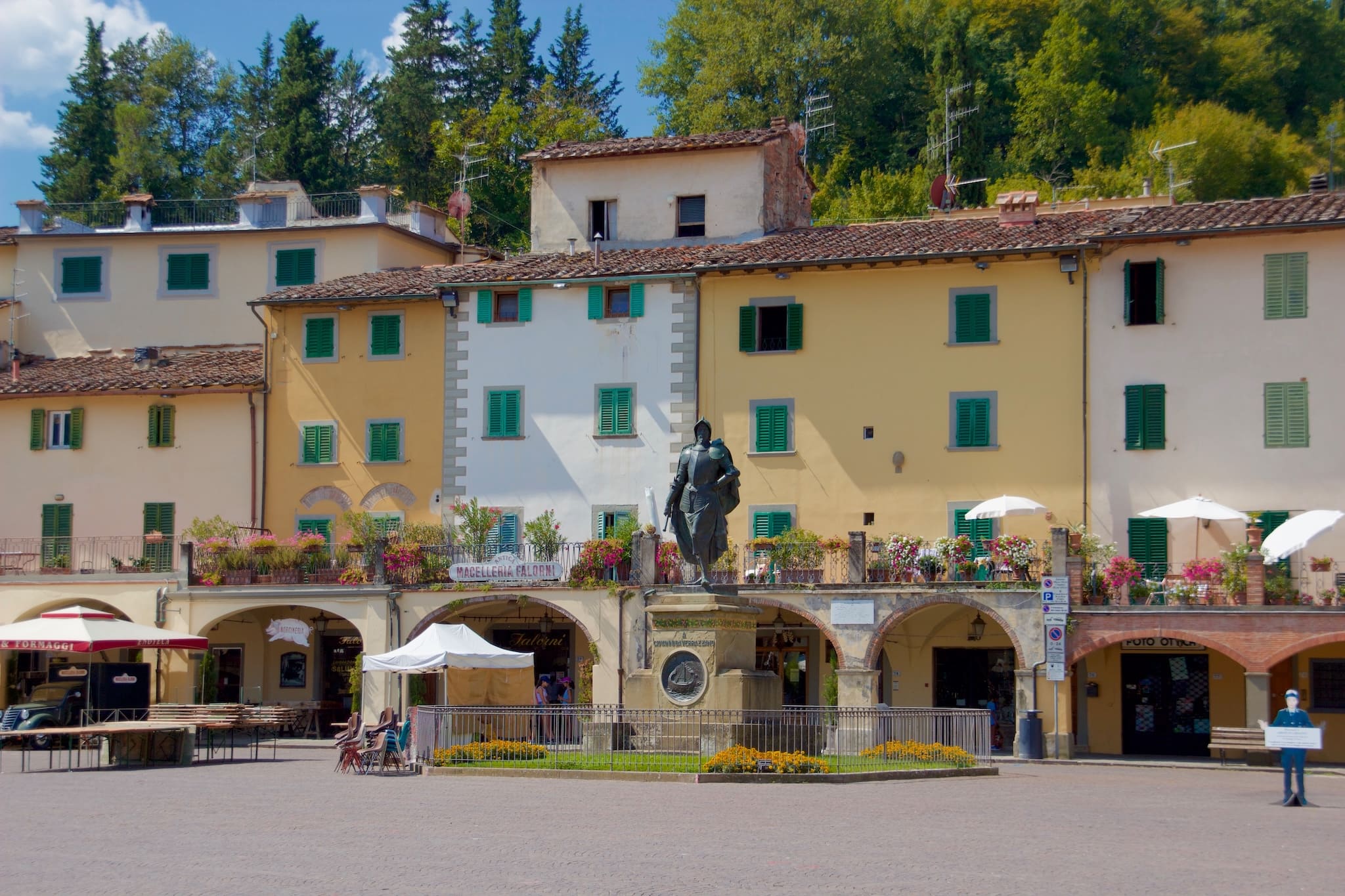 Historische arcades Piazza Matteotti Greve in Chianti met winkels