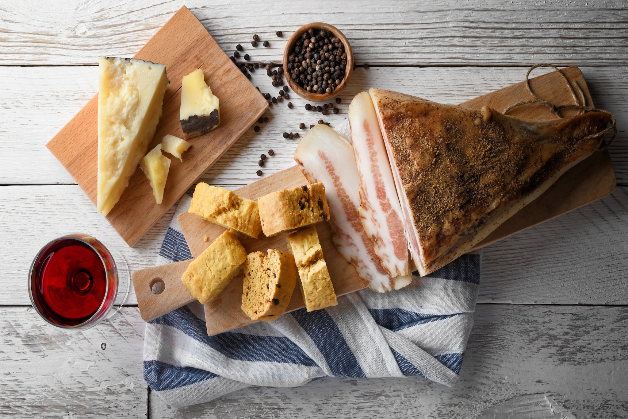 Prodotti tipici delle Crete Senesi con pecorino, salumi e vino