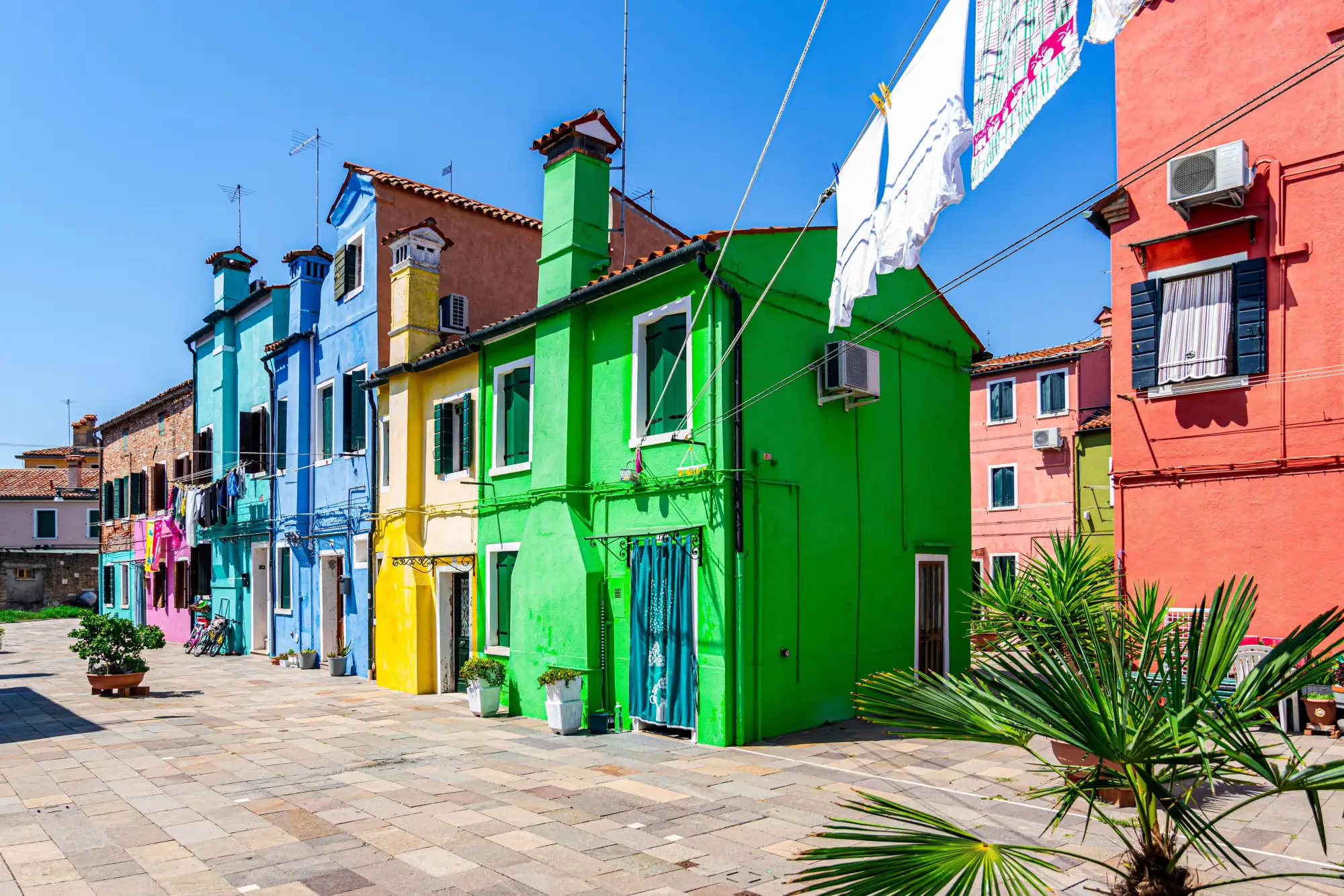 Bunte Fischerhäuser auf der Insel Burano in der Lagune von Venedig