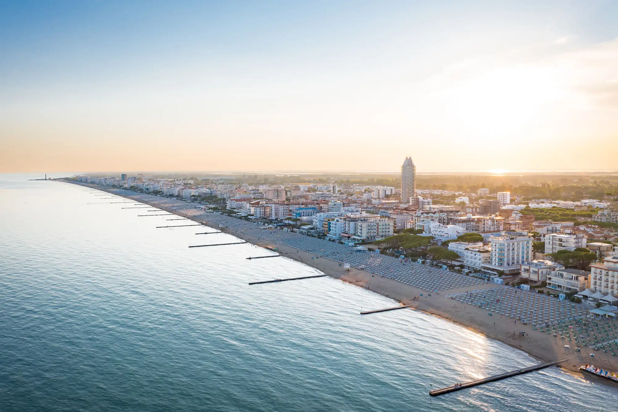 Lido di Jesolo Strand mit Strandkörben und Sonnenschirmen