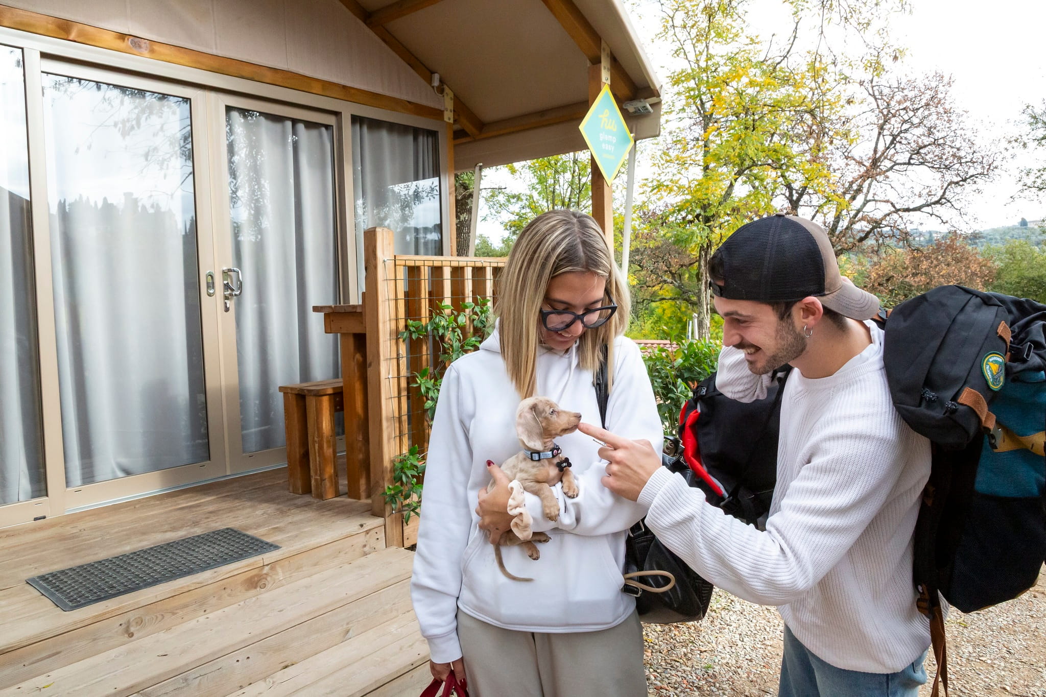 hu camping Firenze Certosa – couple with a puppy in front of a campsite accommodation