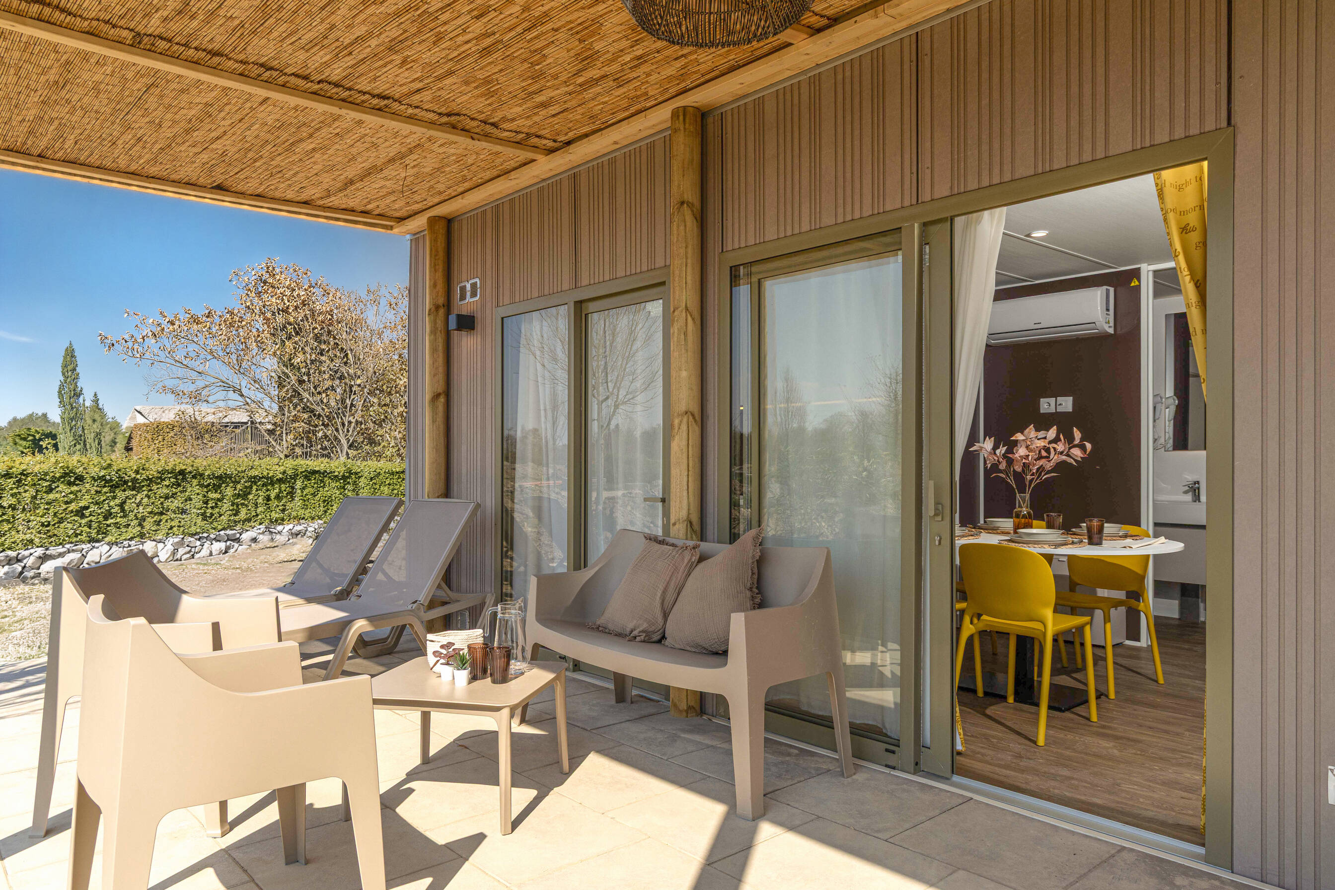 Modernes Mobilheim mit Terrasse im Camping Village