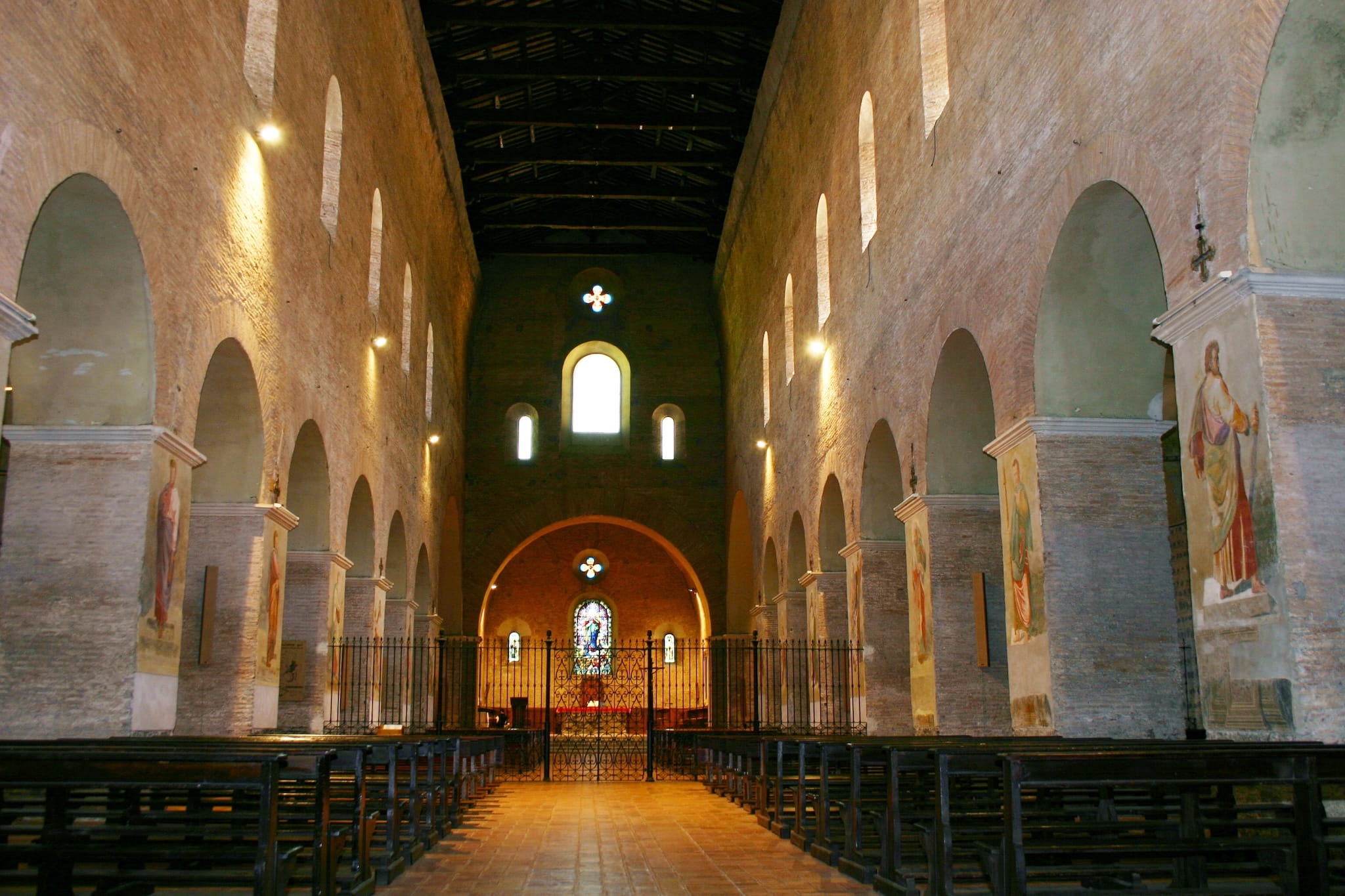 Interieur van een kerk in de Abdij van Tre Fontane Rome