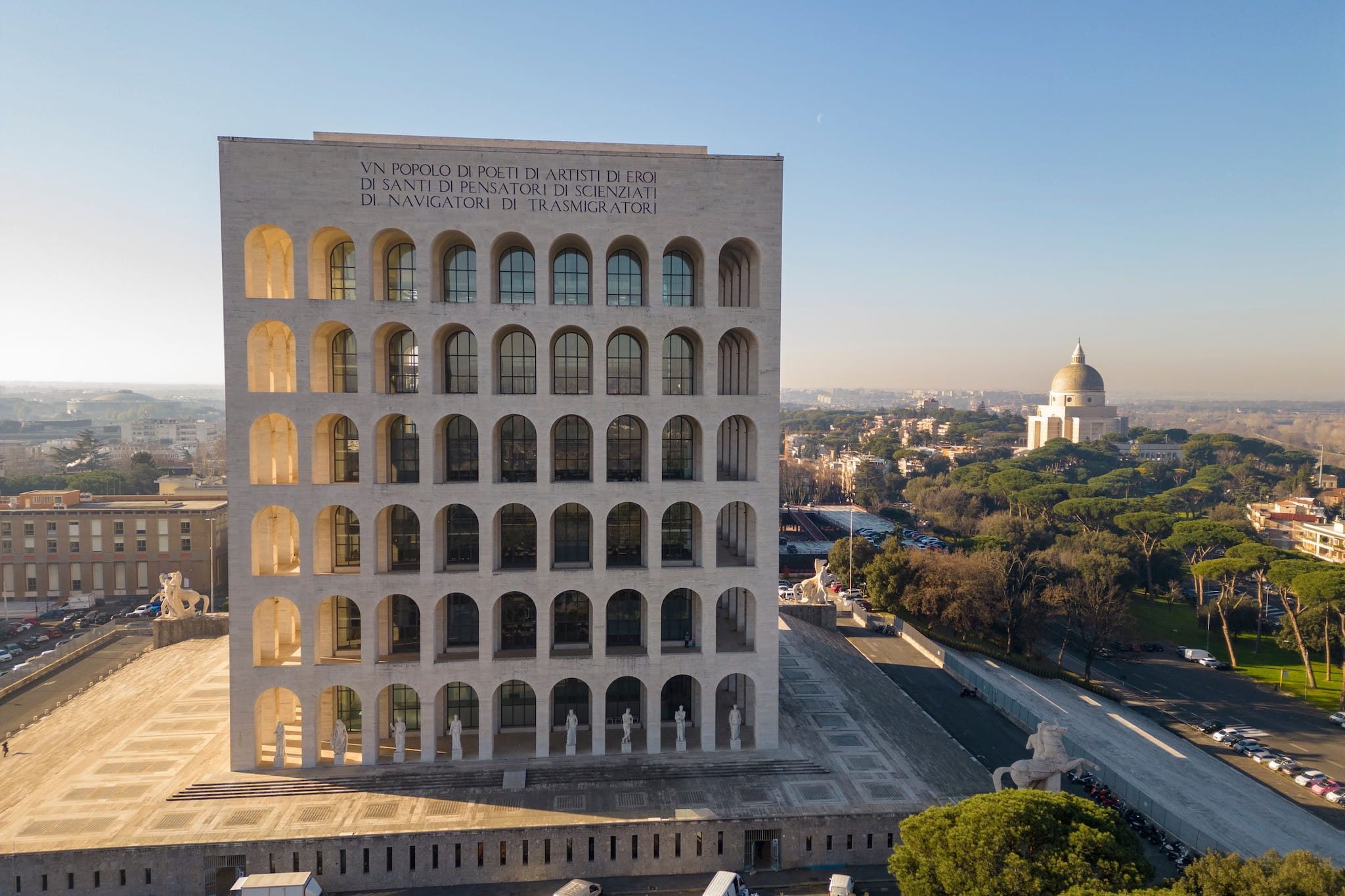 EUR-wijk Rome met rationalistische architectuur en het vierkante Colosseum