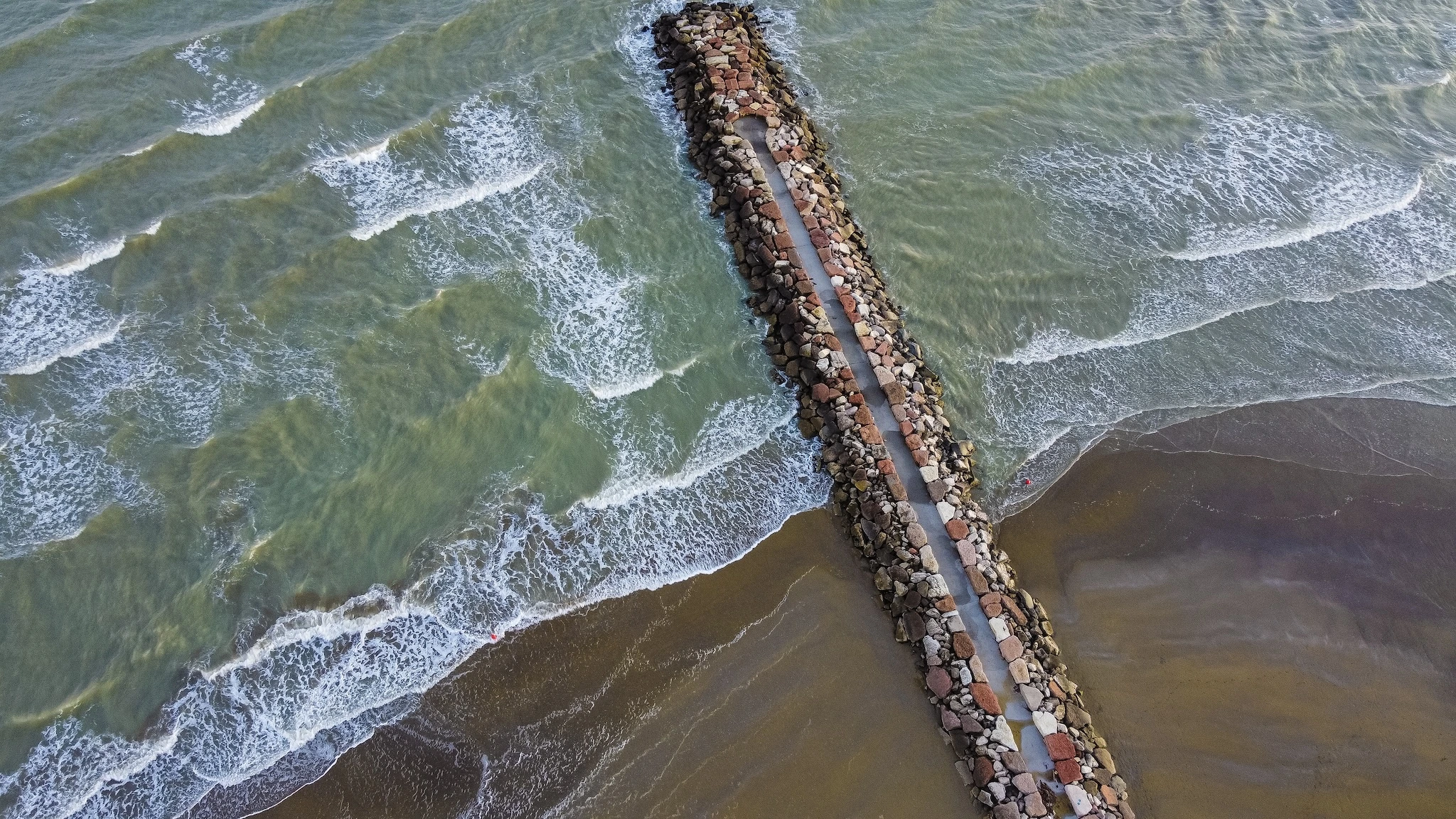 Türkisfarbenes Adriatisches Meer vor Eraclea Mare