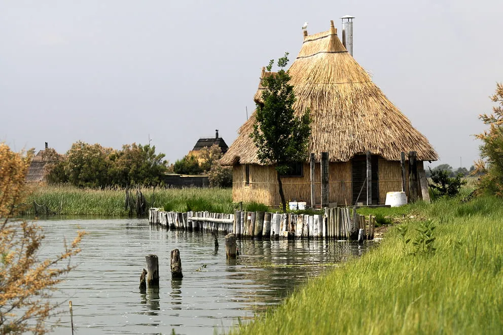 Traditioneller Casone (Fischerhütte) in der Lagune von Caorle, Venetien