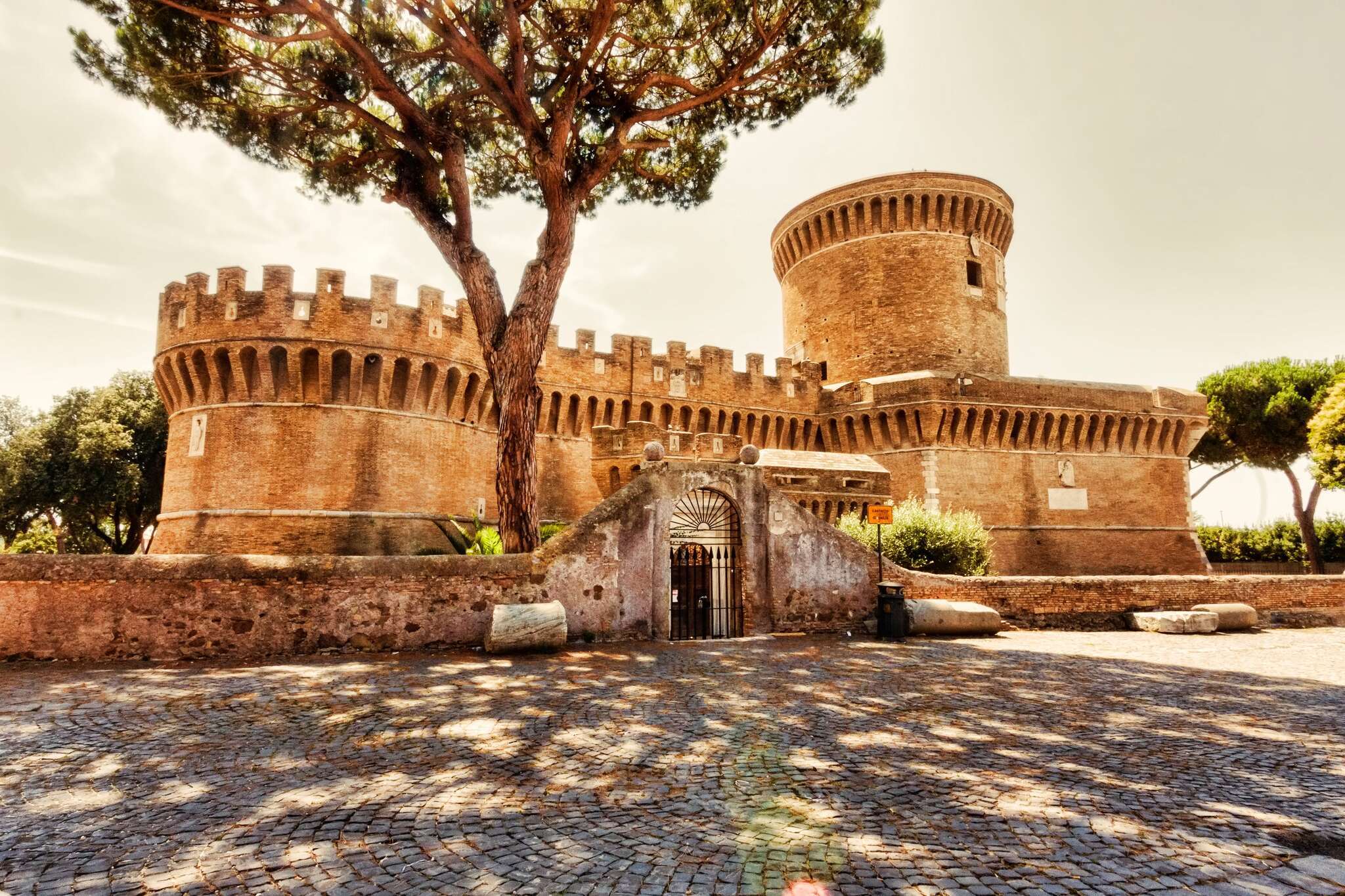 Borgo medievale di Ostia Antica con castello rinascimentale