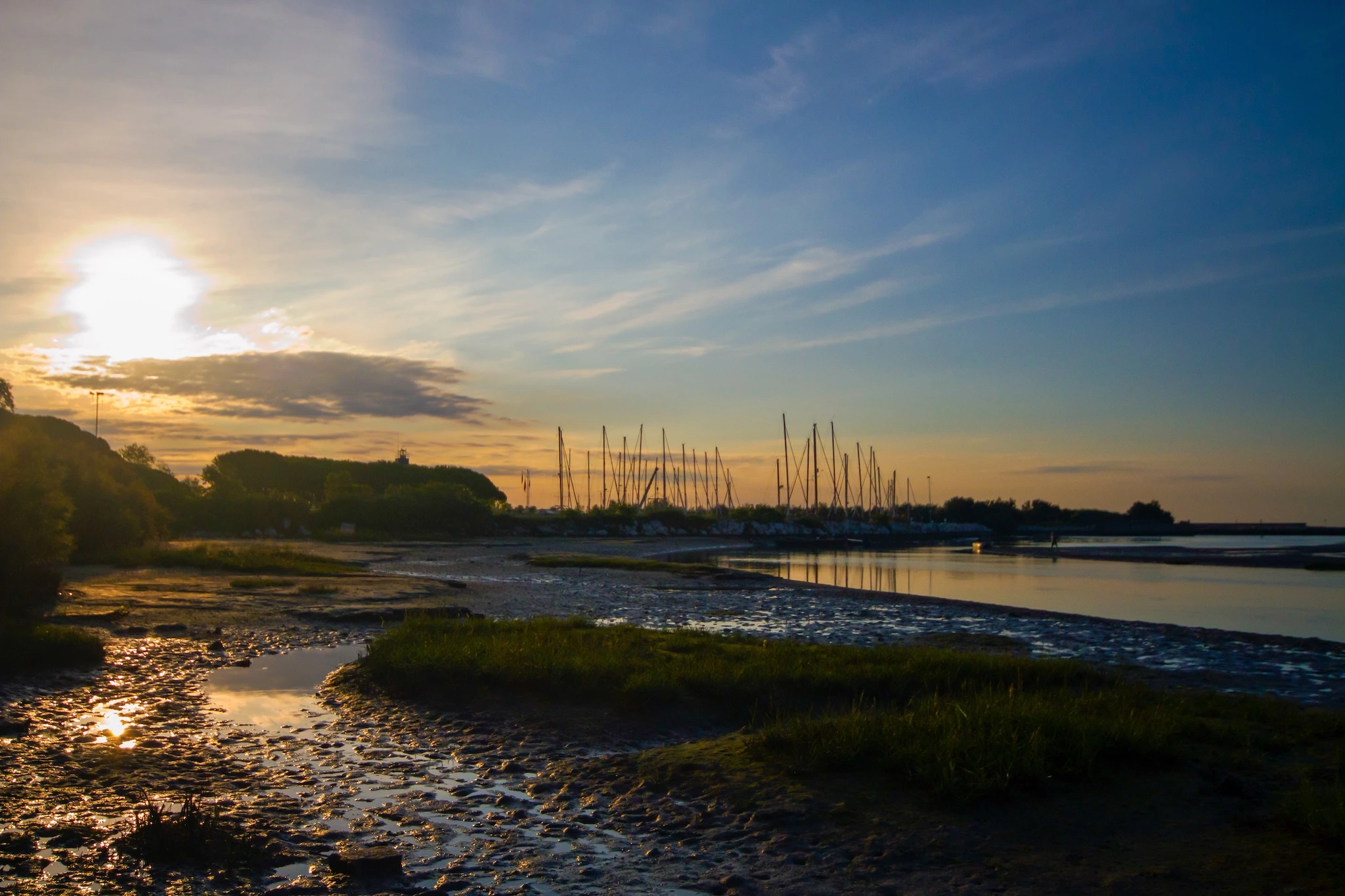 Ruhiger Herbststrand in Eraclea Mare mit goldenem Licht