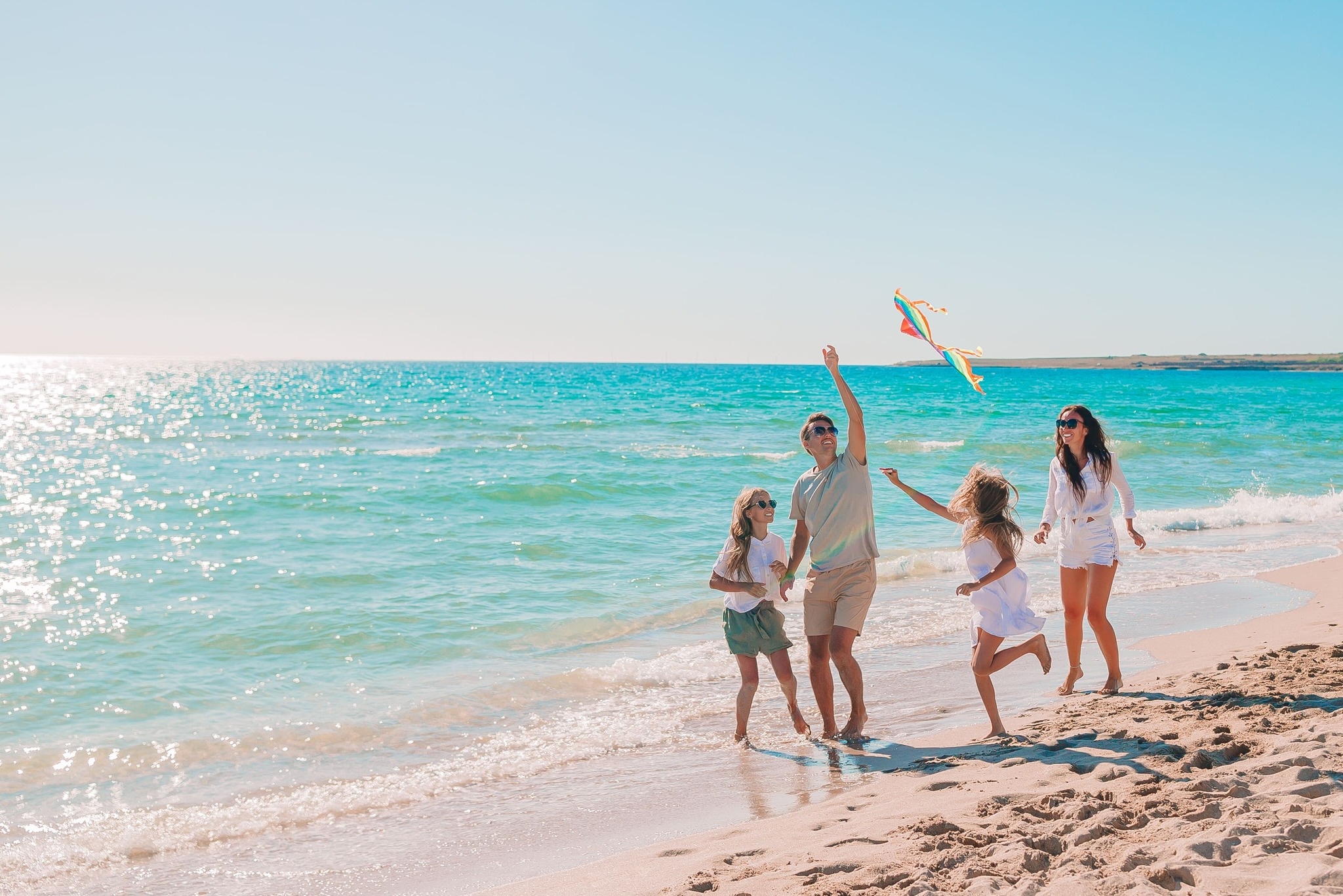 Familienurlaub am Camping an der Adria: Kinder spielen am Strand von Eraclea Mare
