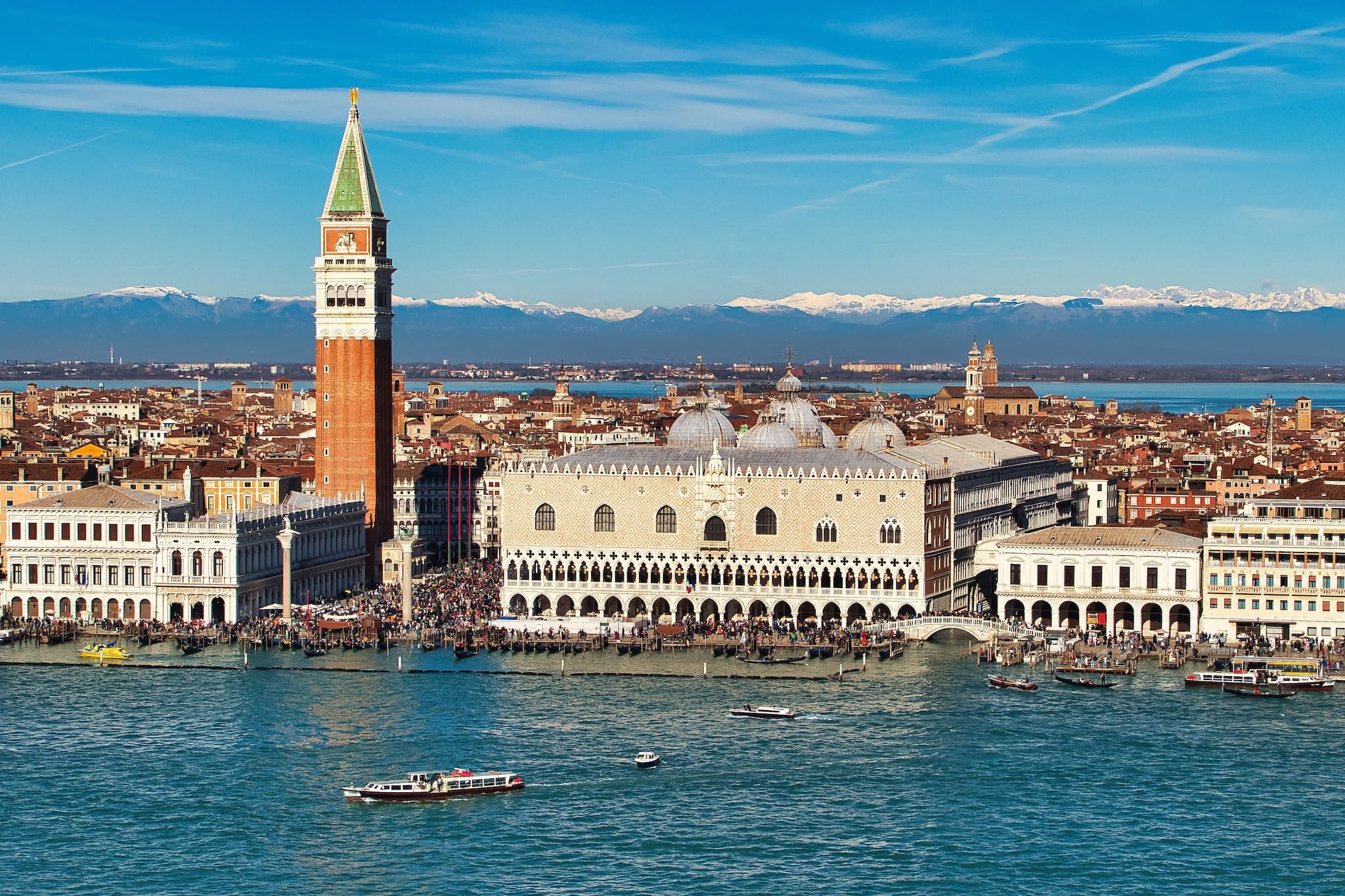 Markusplatz und Dogenpalast Venedig Luftbild