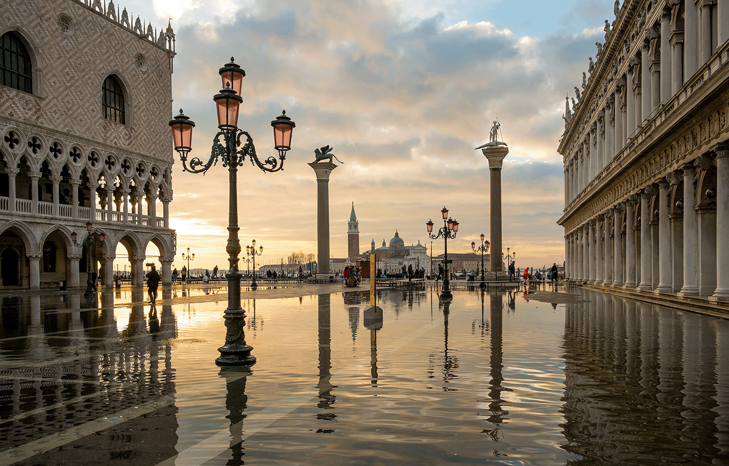 Acqua Alta Markusplatz Venedig Hochwasser Holzstege
