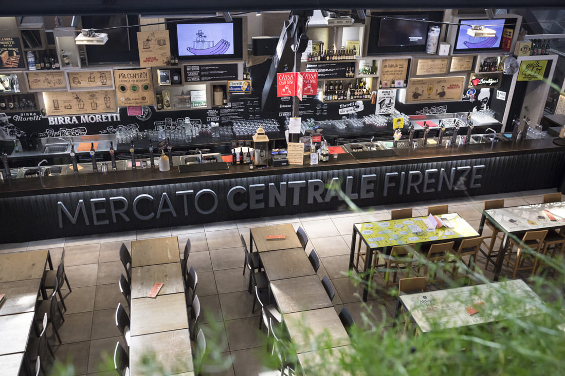 Intérieur animé du Marché central de Florence avec ses étals de produits locaux