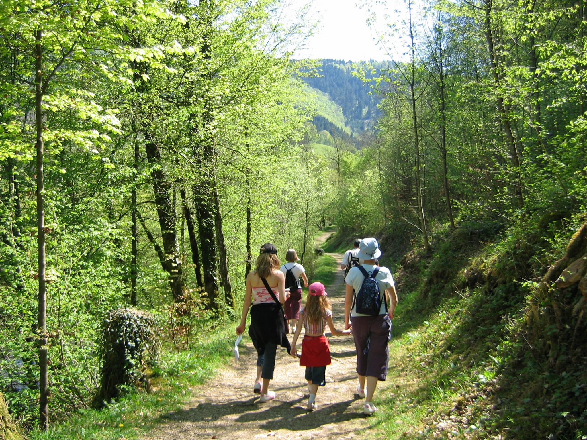 Famiglia in escursione nella foresta di Vallombrosa